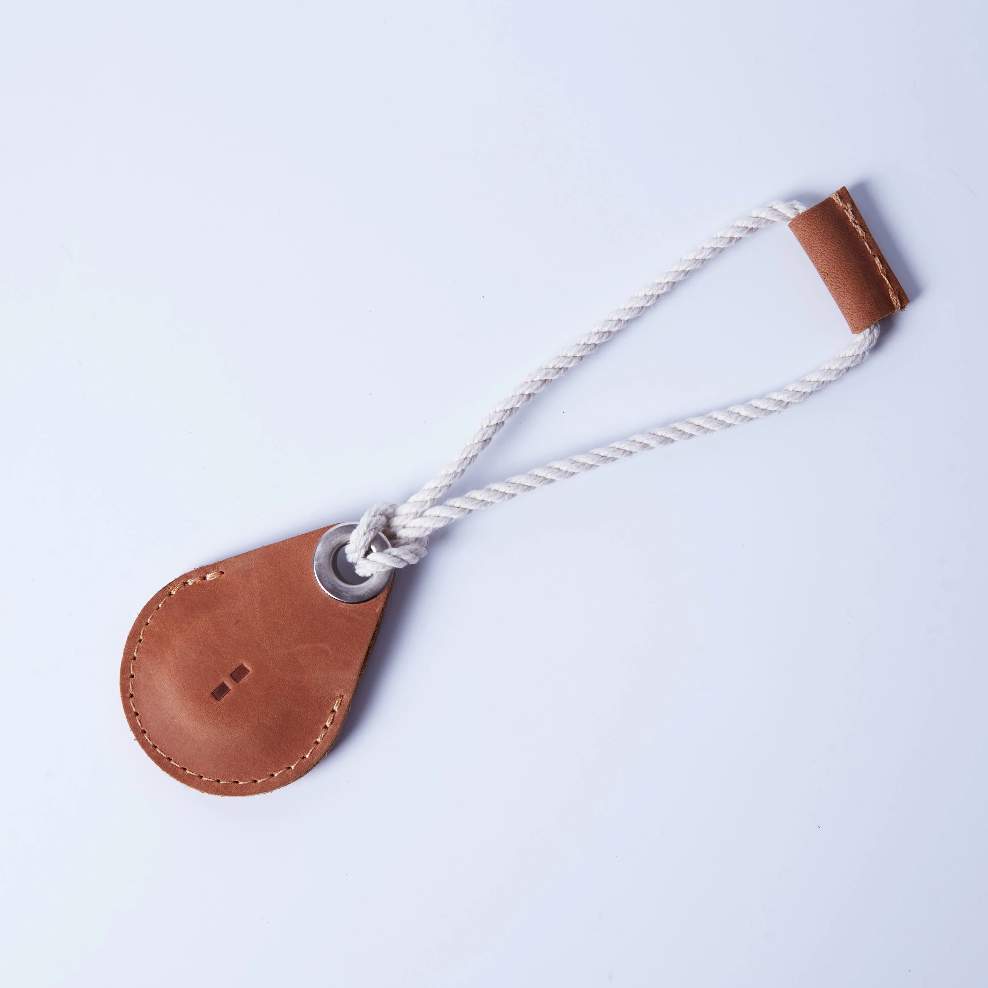 Коньячний чохол Air Holder для Apple AirTag з надійною фіксацією трекера та акуратною прошивкою