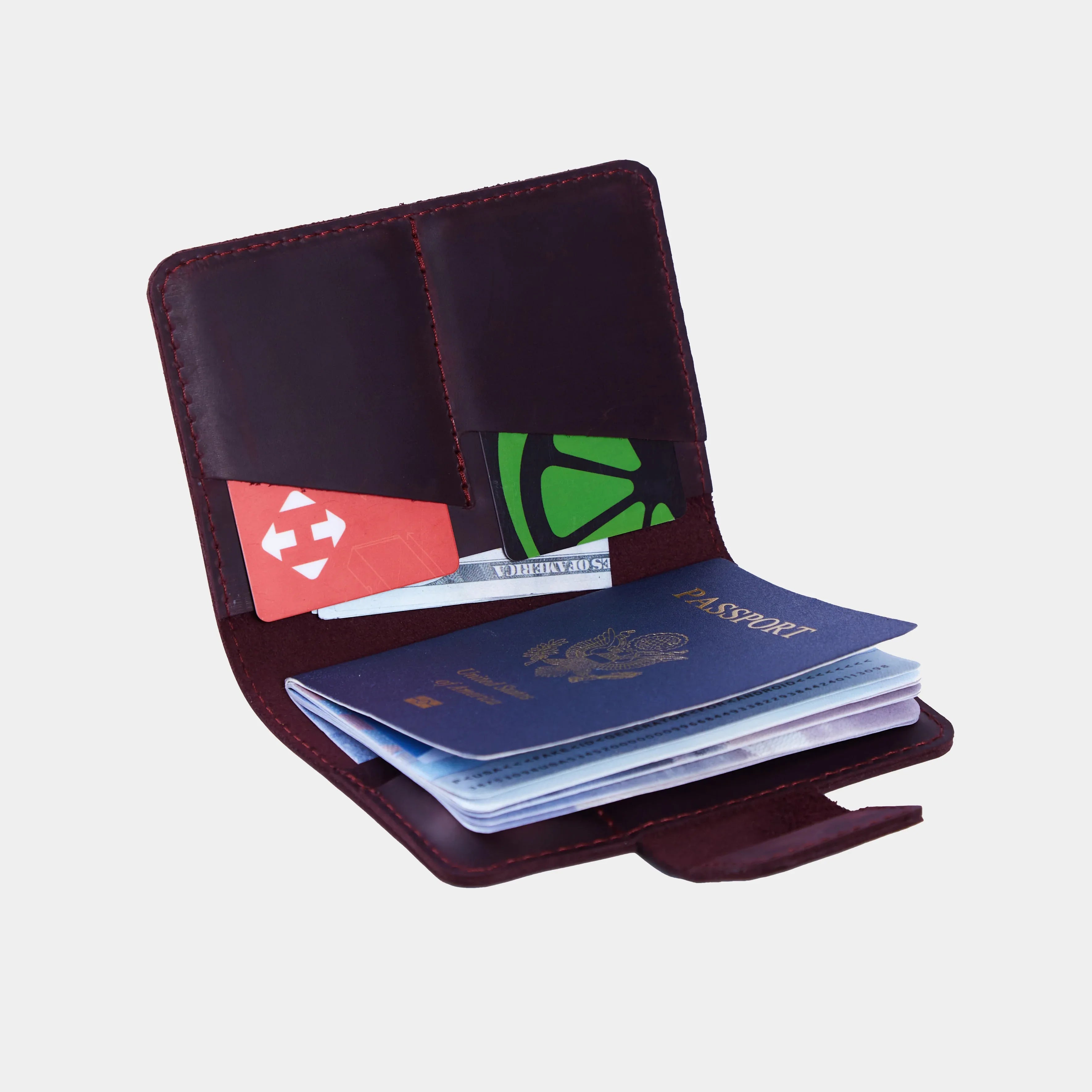 Відкрита обкладинка Smart Journey бордо з паспортом усередині та тримачем для AirTag для безпечних поїздок
