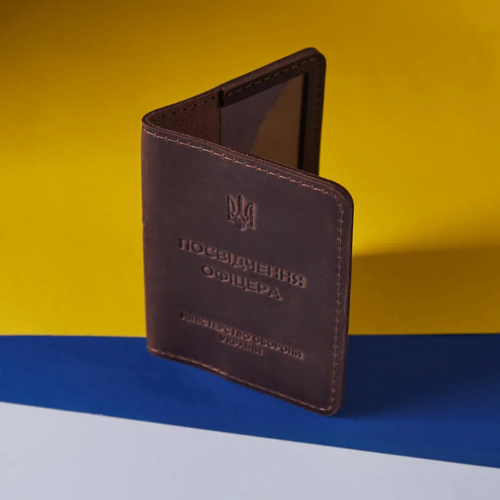 Тонка вінтажна шкіряна обкладинка для службового посвідчення офіцера, акуратні шви та мінімалістичний дизайн від бренду INCARNE