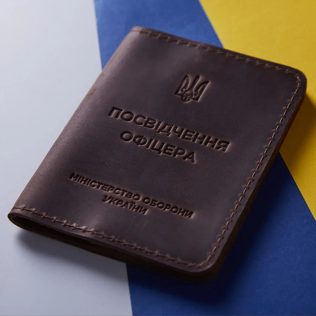 Деталь тиснення Посвідчення офіцера та Міністерство оборони України на коричневій шкіряній обкладинці ручної роботи