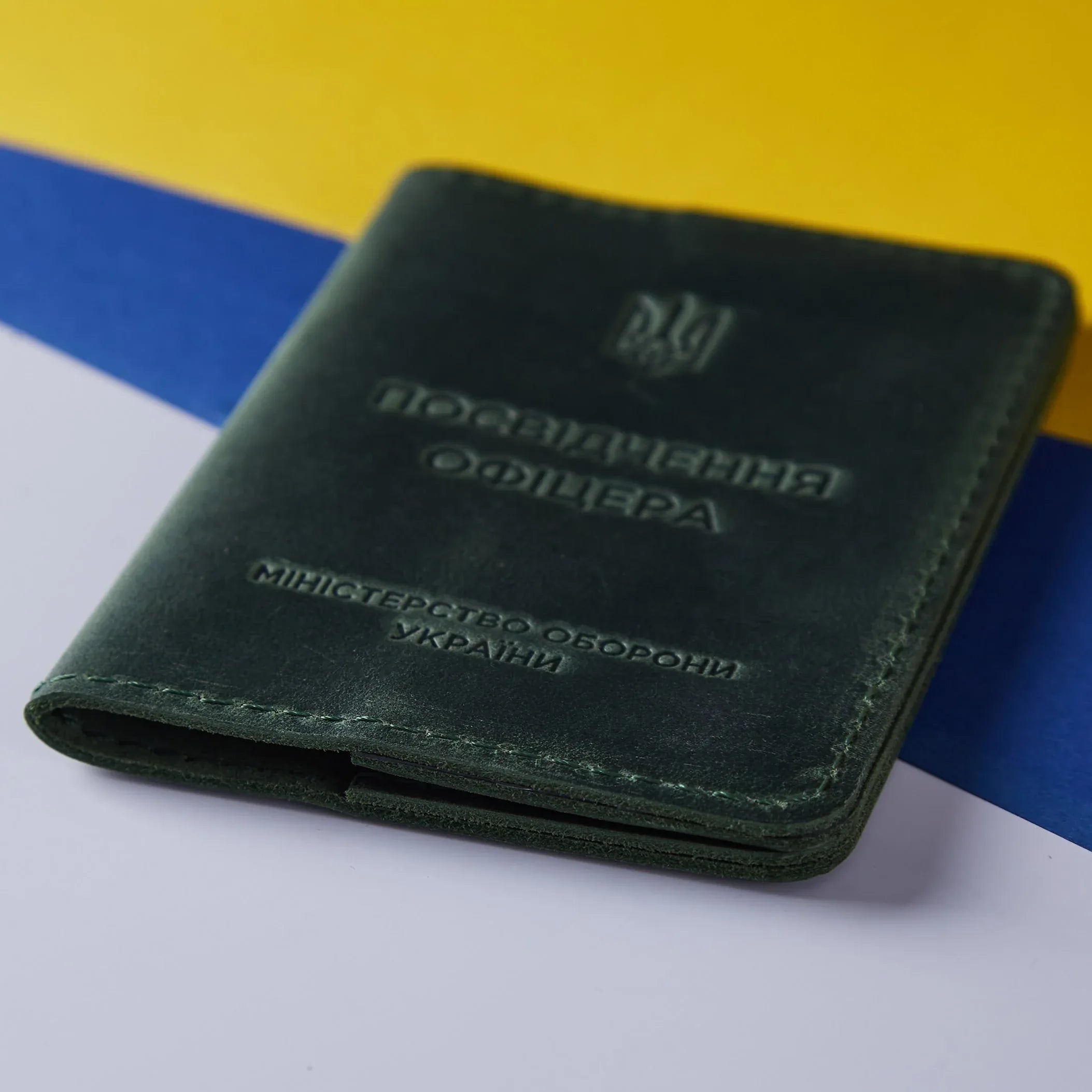 Компактна шкіряна обкладинка на службове посвідчення з тисненням Посвідчення офіцера та Міністерство оборони України, зелений колір