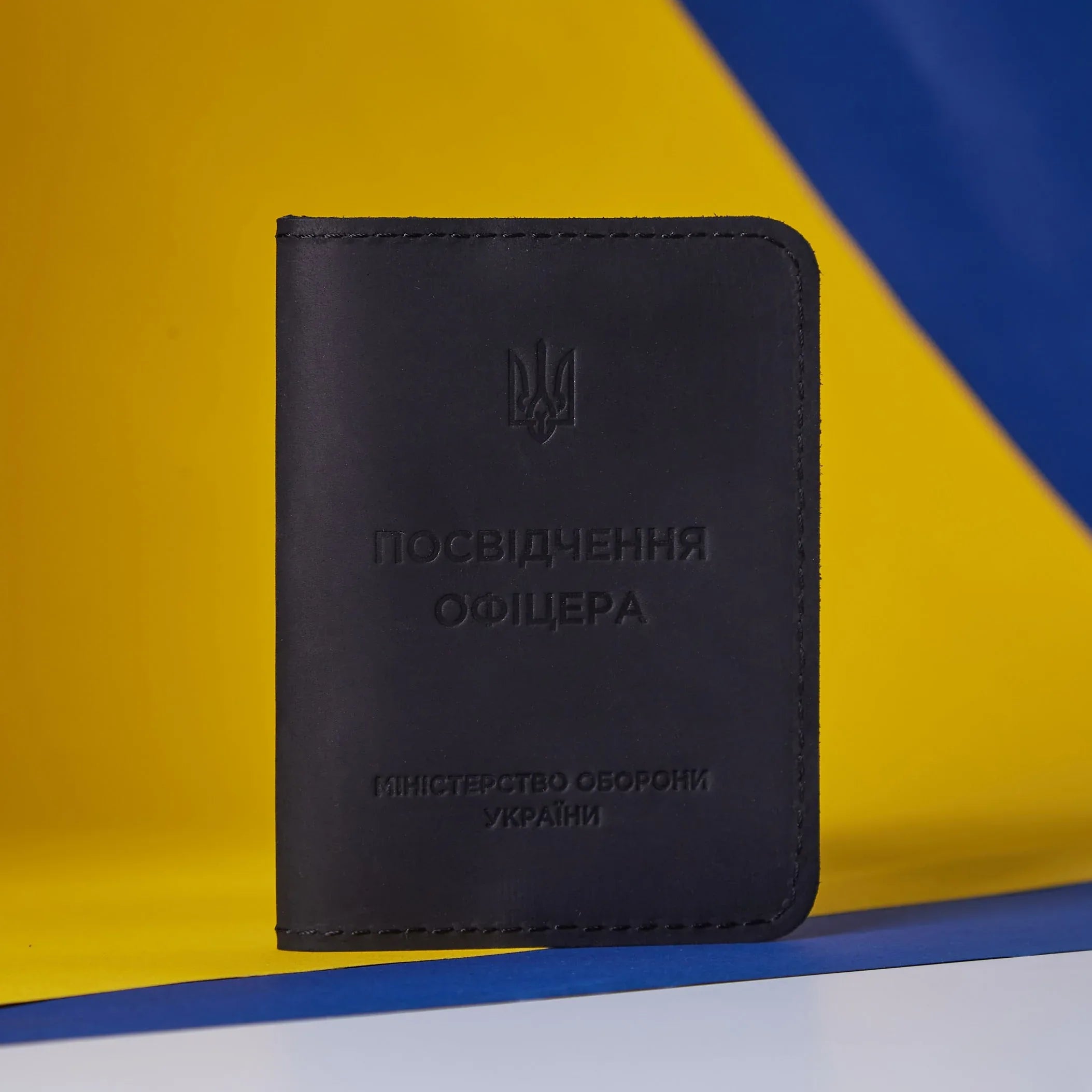 Чорна шкіряна обкладинка на посвідчення офіцера МО України з тисненням герба, формат 8×10 см, бренд INCARNE