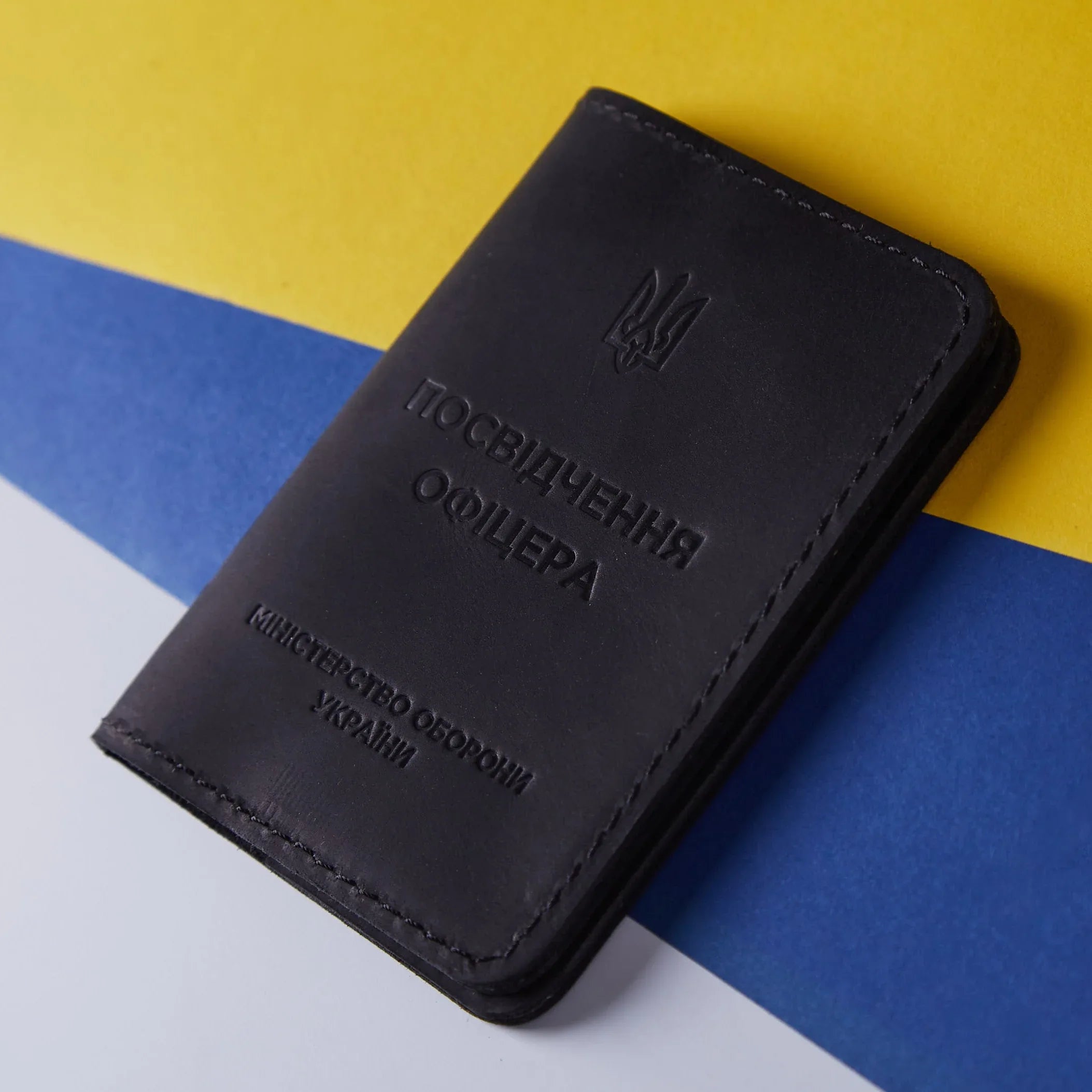Компактна чорна шкіряна обкладинка для службового посвідчення офіцера, строгий мінімалістичний дизайн, ручна робота INCARNE