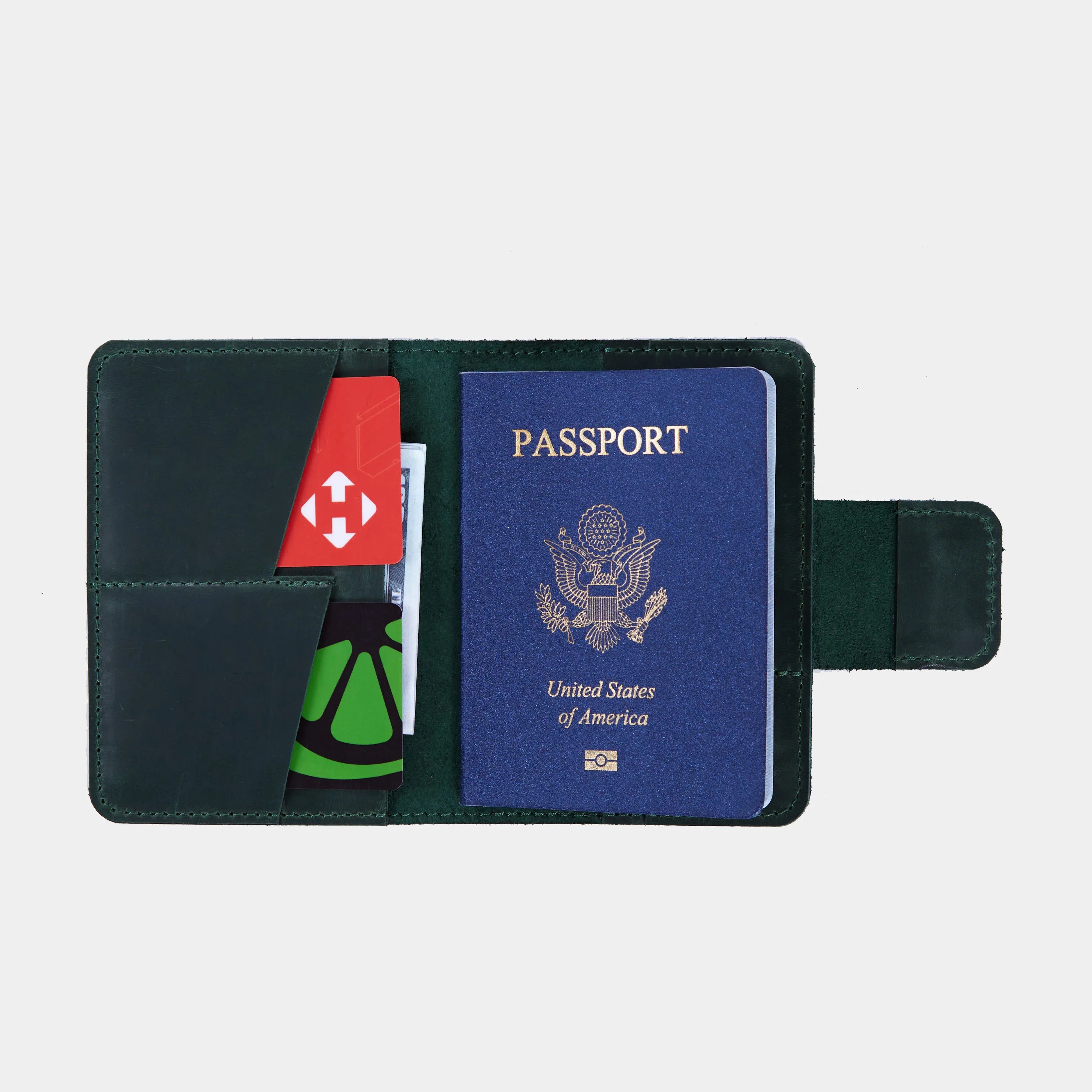 Вид зверху на зелену обкладинку Smart Journey з натягнутим ремінцем AirTag, мінімалістичний дизайн від бренду INCARNE