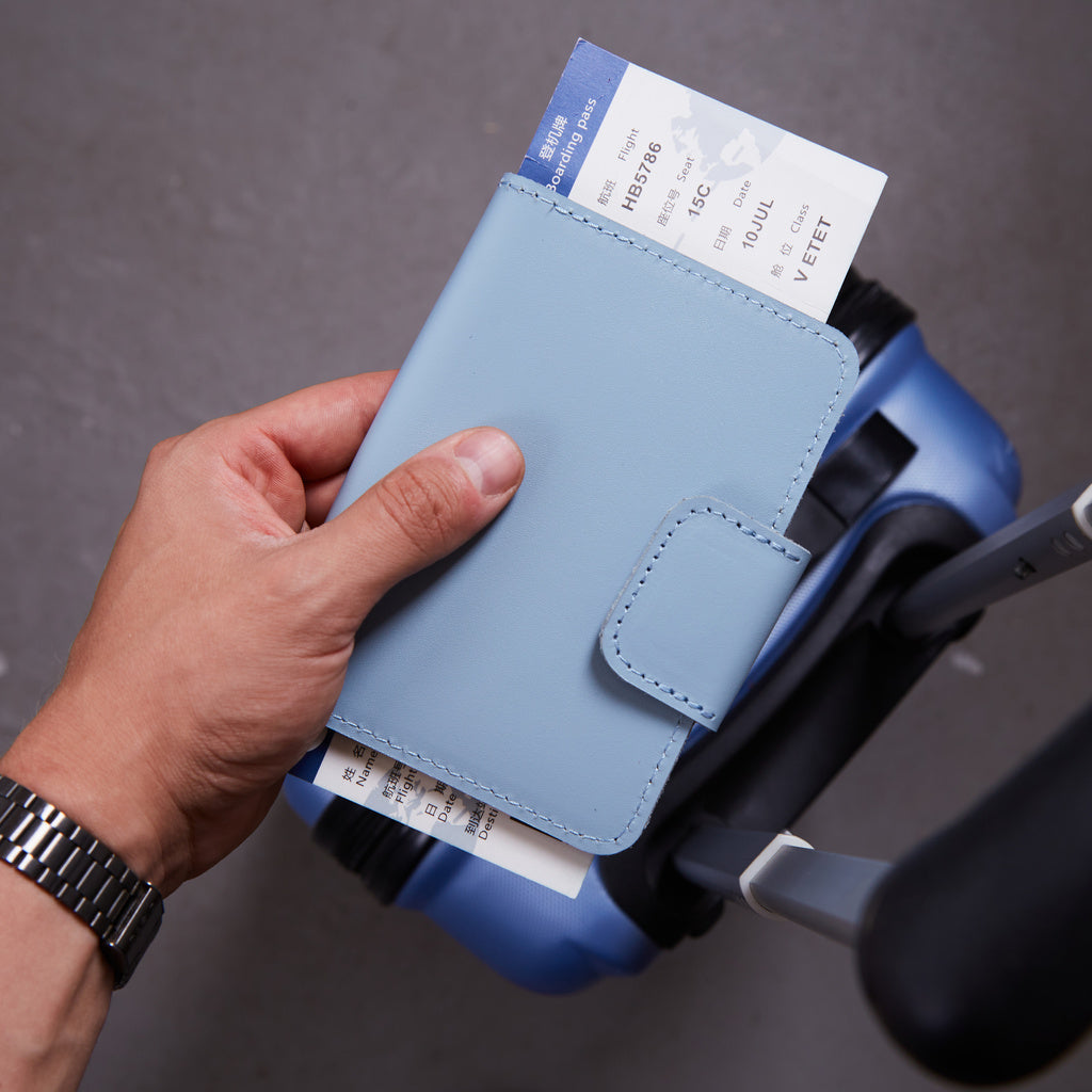 Обкладинка на паспорт для подорожей з тримачем для AirTag та карток із класичної шкіри «Смарт Джорні» Smart Journey