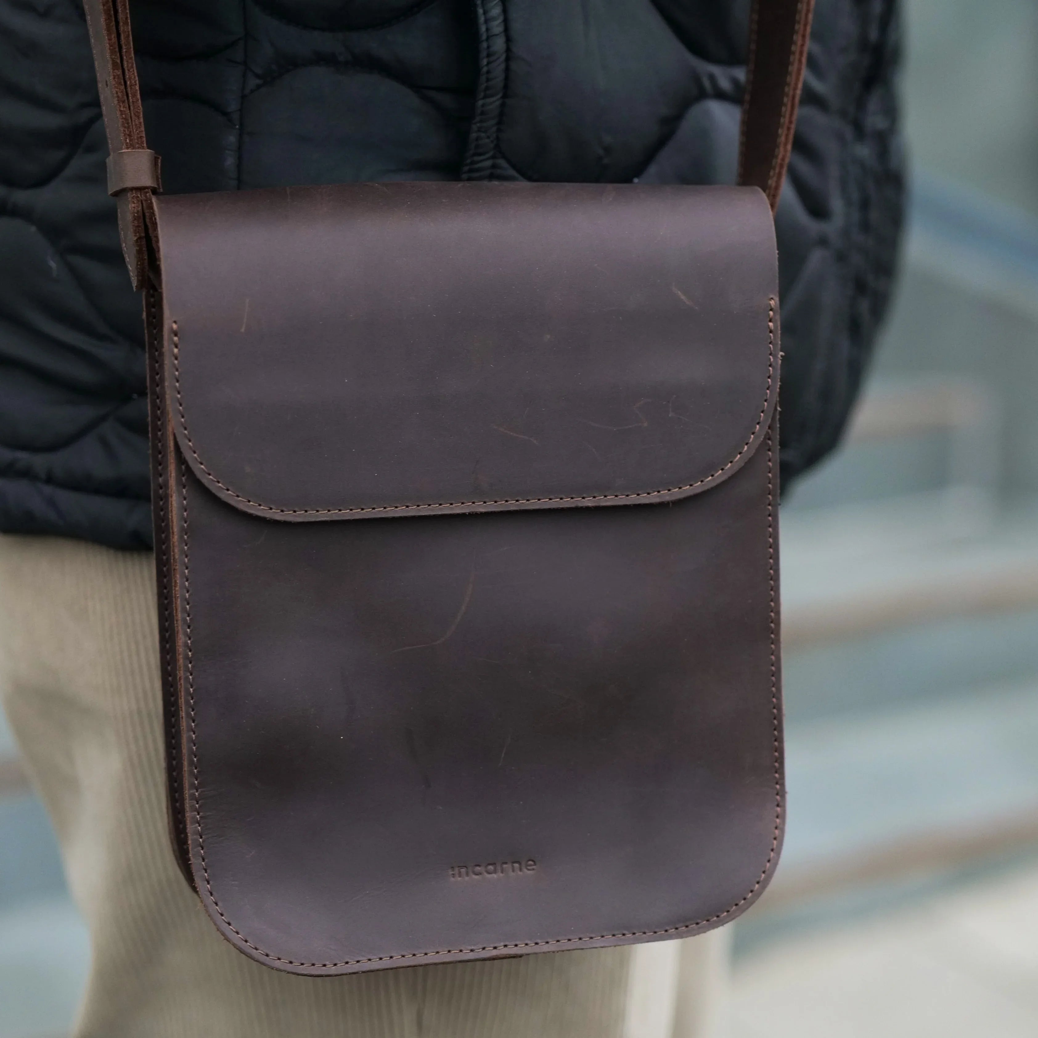 Задня сторона сумки Porter INCARNE з зовнішньою кишенею на блискавці та регульованим ременем