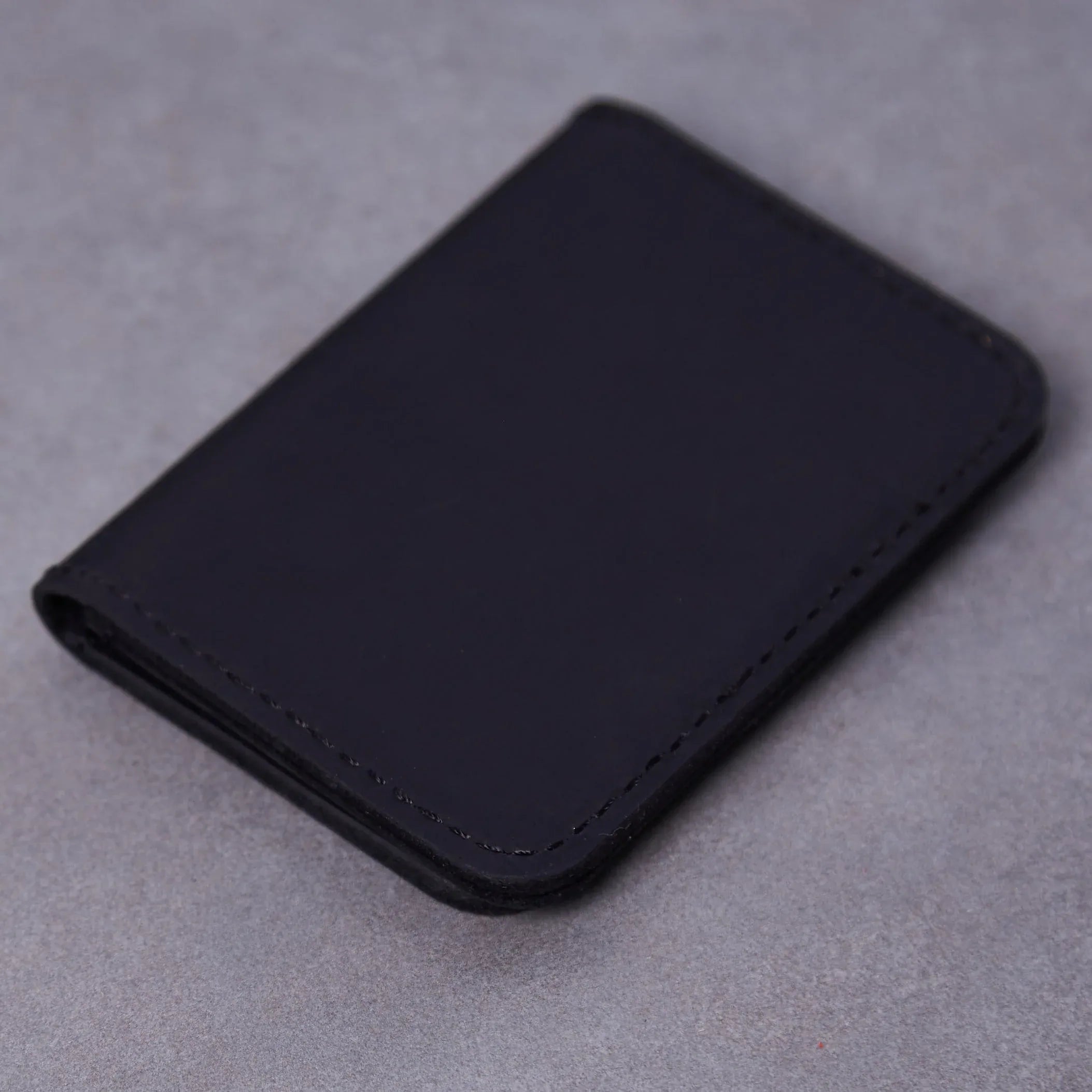 Шкіряна обкладинка для документів INCARNE, детальний вигляд фактури чорної вінтажної шкіри крупним планом