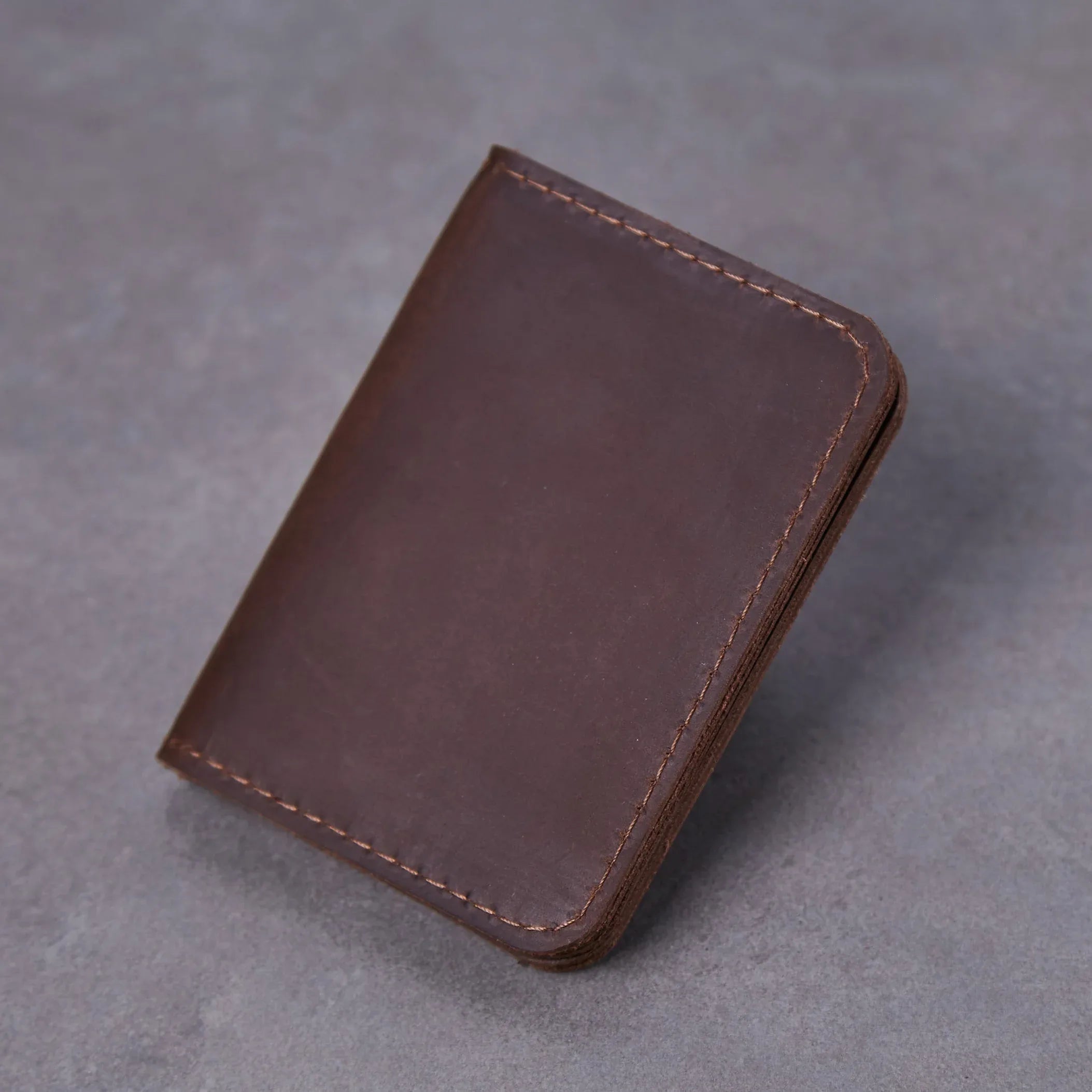 Вінтажна коричнева обкладинка для ID-картки та посвідчення водія у класичному мінімалістичному стилі