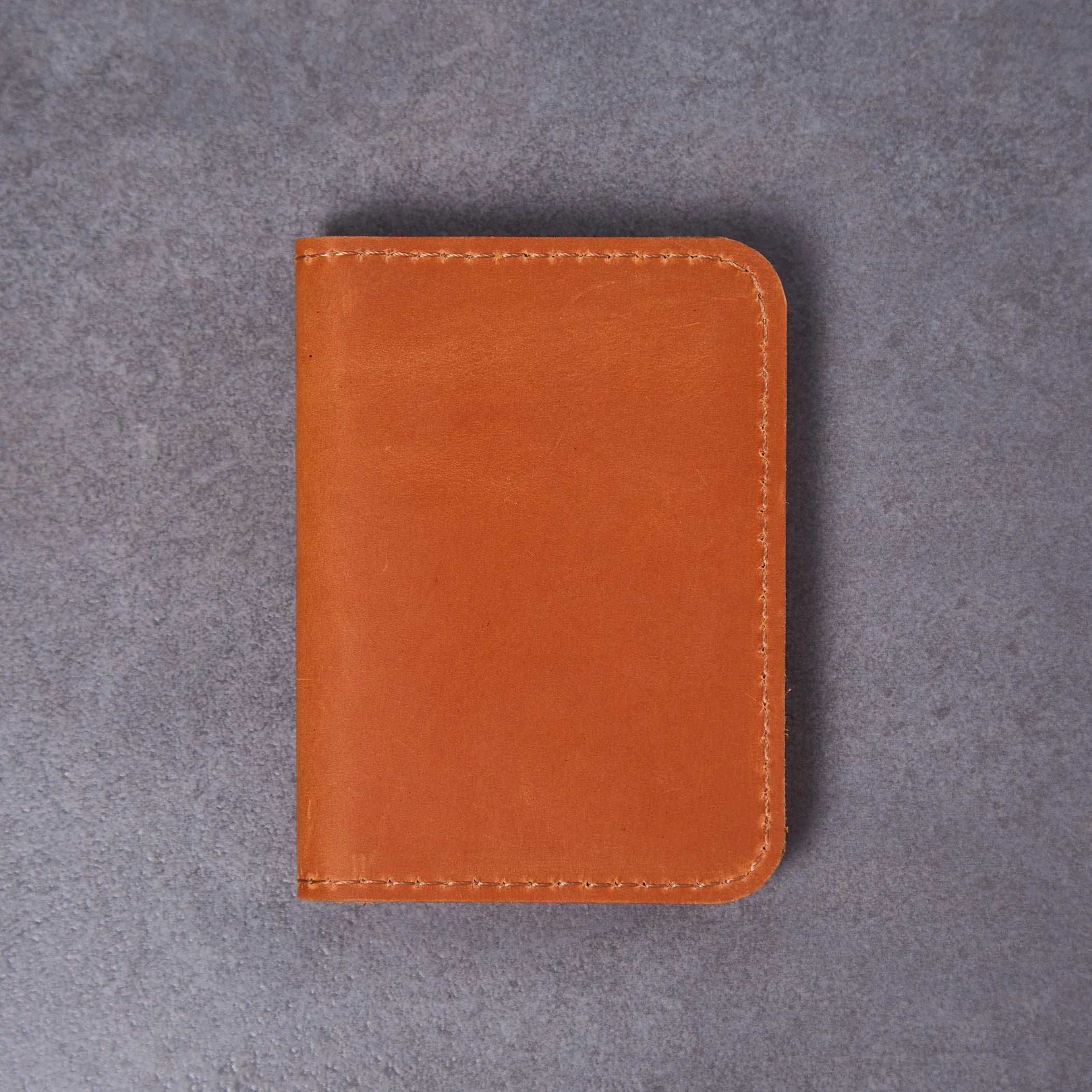 Секції обкладинки для водійського та ID-картки крупним планом, акуратні шви і гладка шкіра