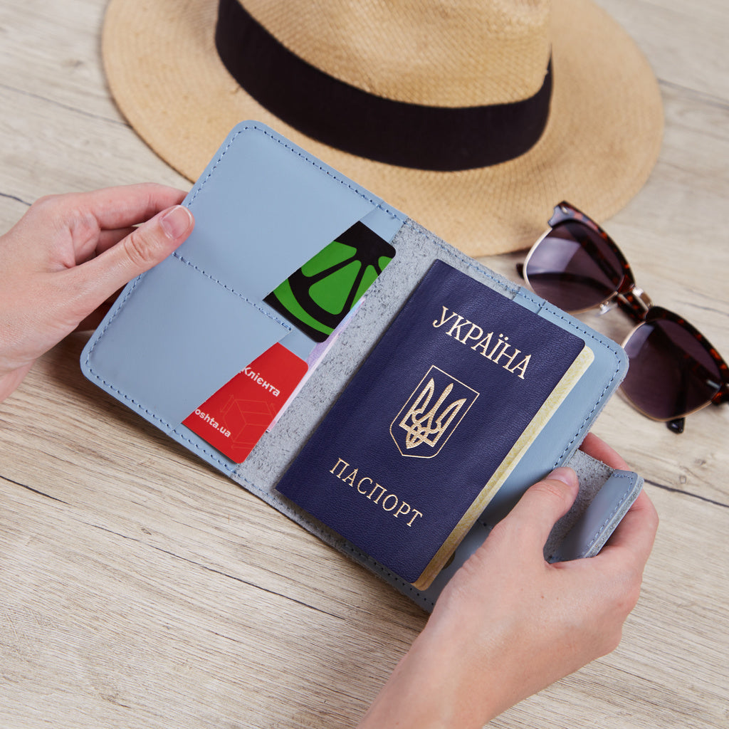 Обкладинка на паспорт для подорожей з тримачем для AirTag та карток із класичної шкіри «Смарт Джорні» Smart Journey