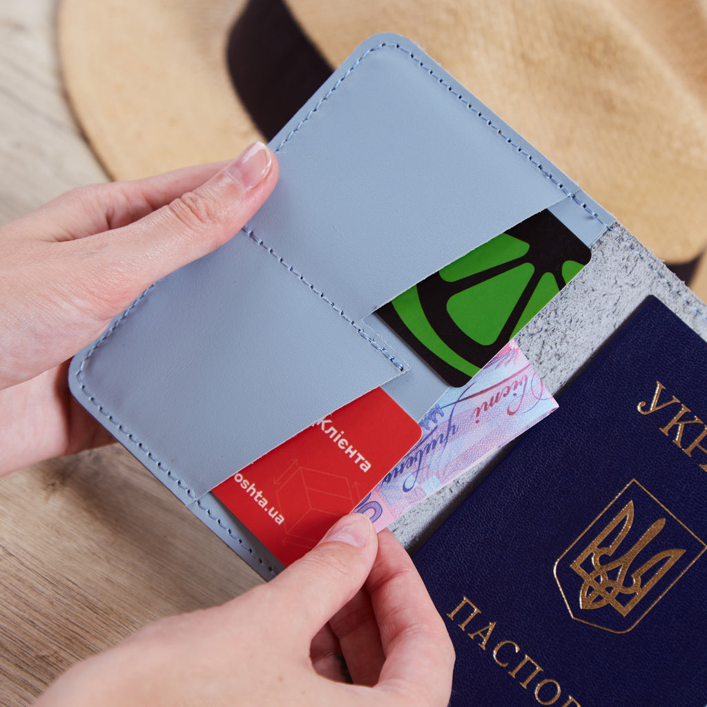 Обкладинка на паспорт для подорожей з тримачем для AirTag та карток із класичної шкіри «Смарт Джорні» Smart Journey
