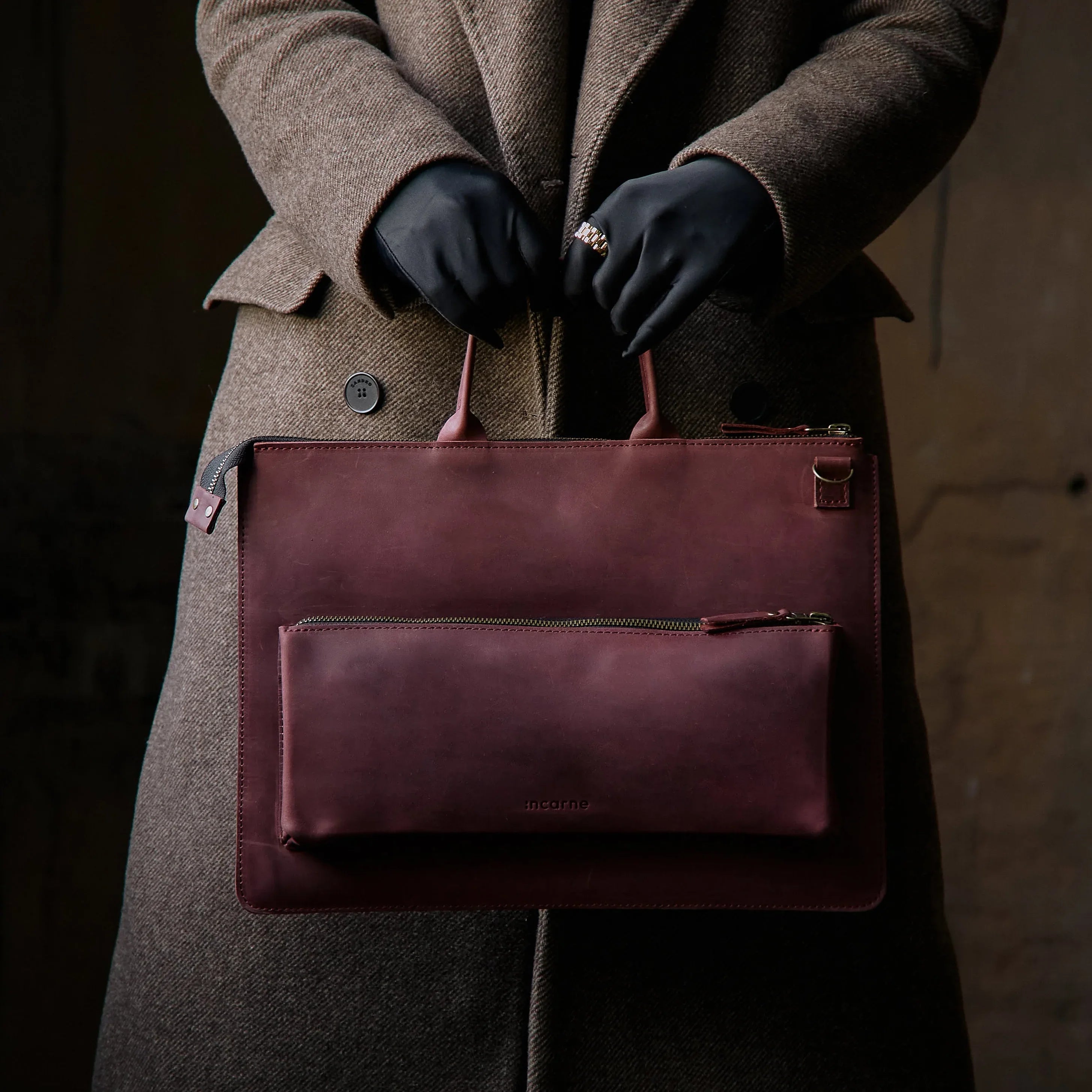 Брендування чохла Maryland логотипом компанії гарячим тисненням на шкірі