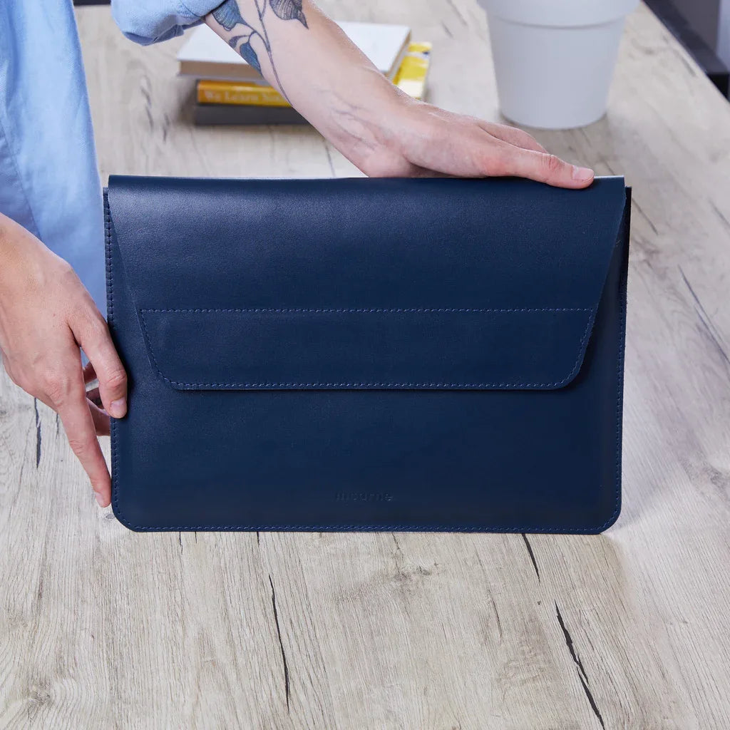 Синій чохол Line на столі, гладка класична шкіра без підкладки для MacBook M1 M2 та інших ноутбуків