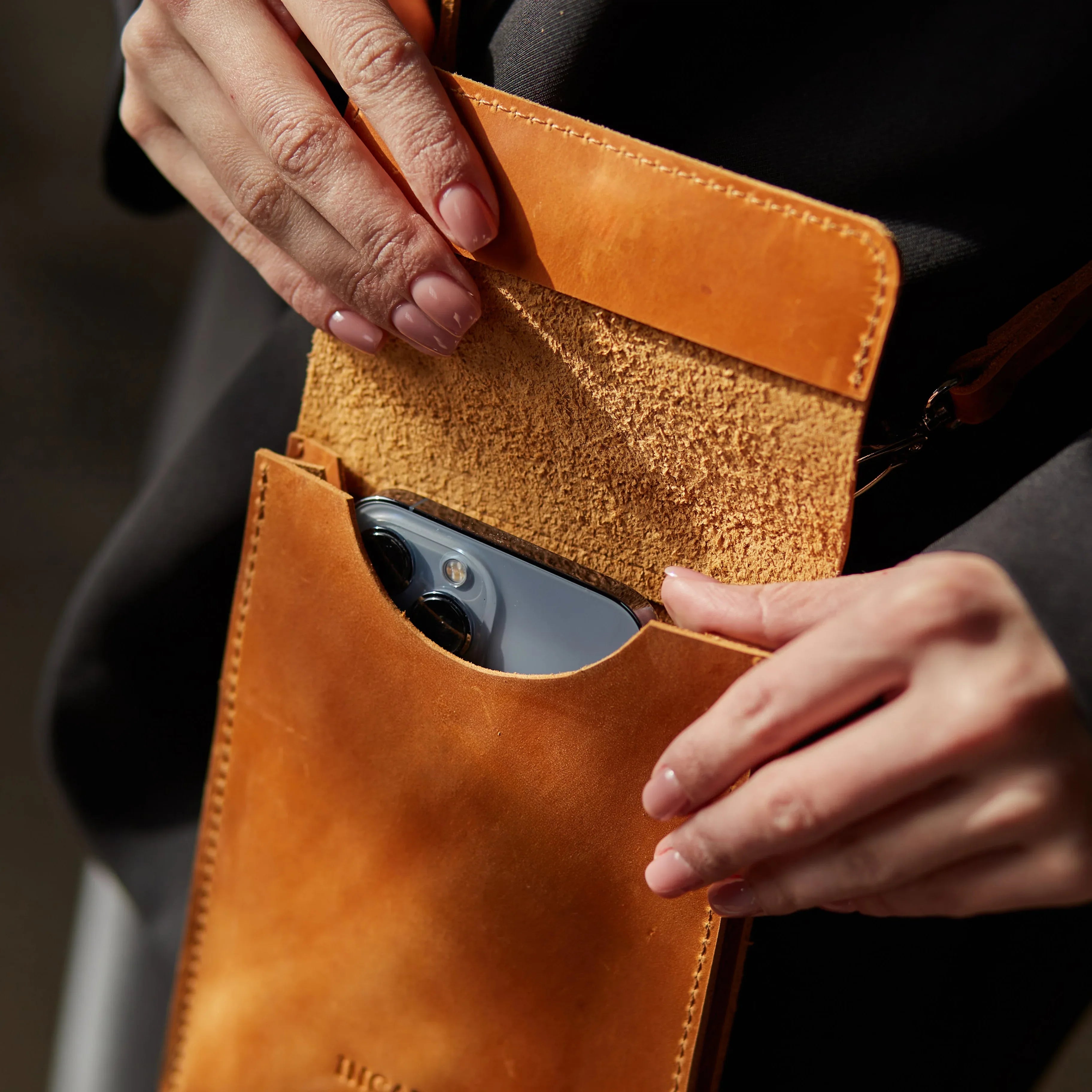 Сумка Smart Case коньячного кольору на моделі, носіння кросбоді з регульованим ременем