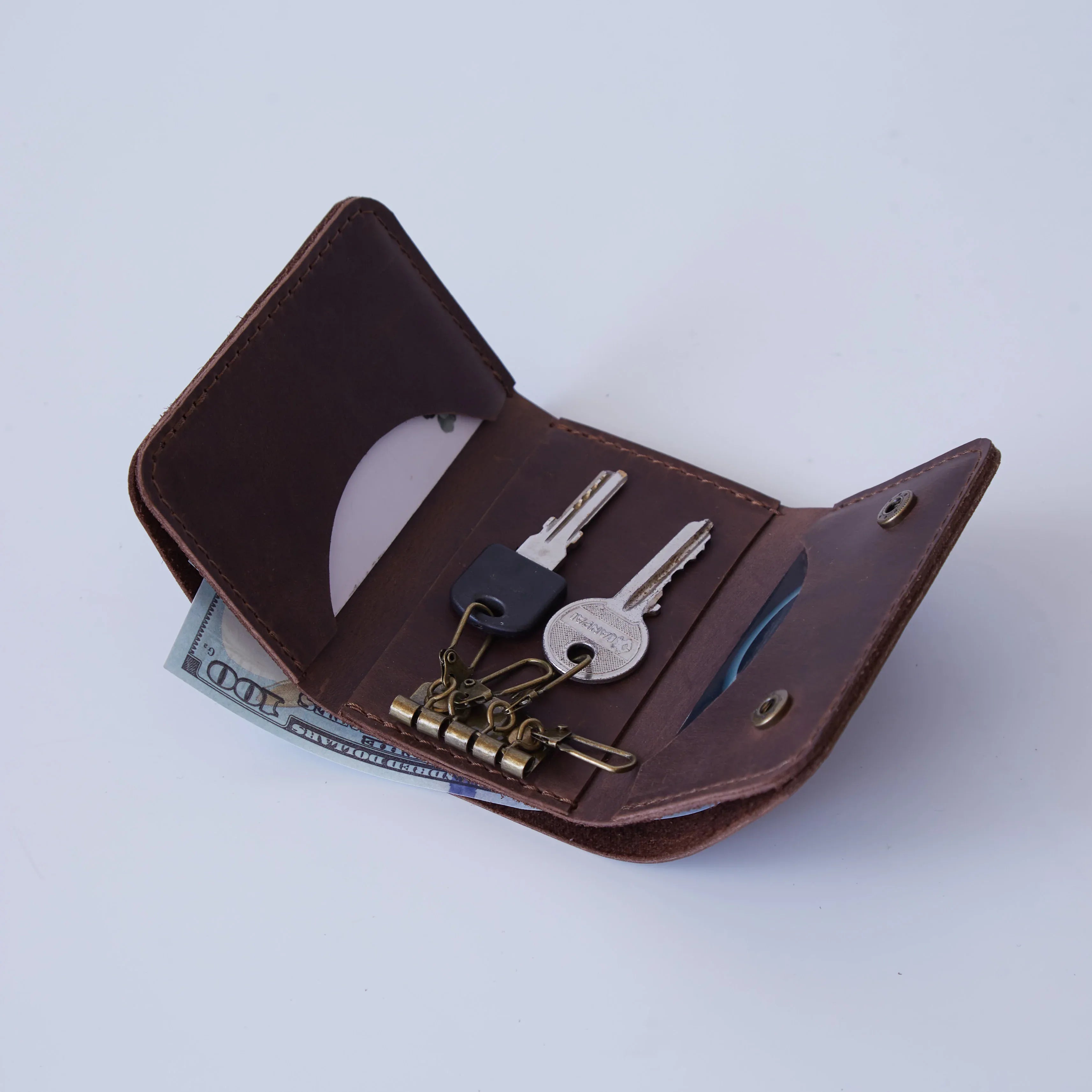 Відкрита ключниця Key Plus з натуральної коричневої шкіри з ключами, купюрами та банківськими картками всередині