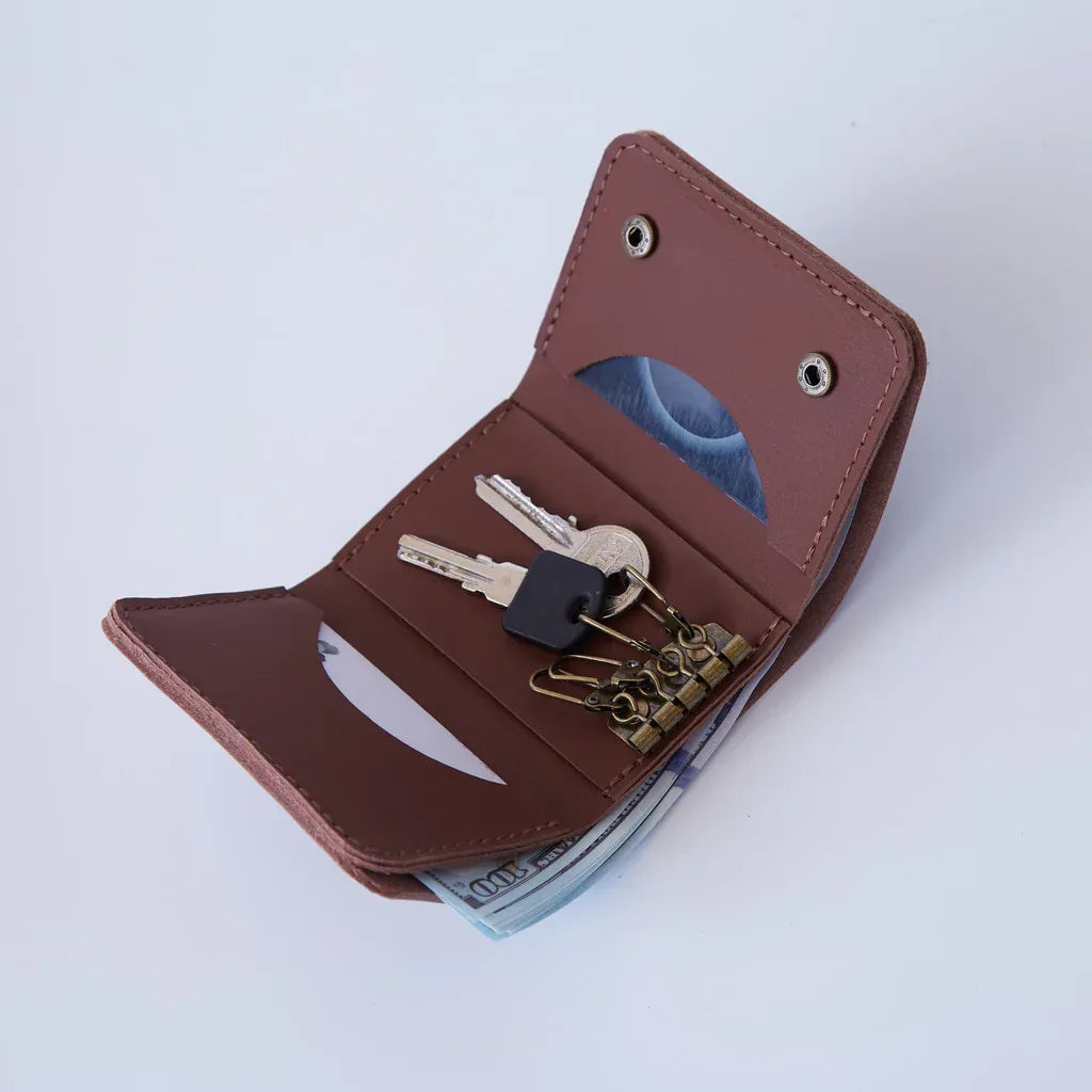 Відкрита ключниця Key Plus з натуральної коричневої шкіри з ключами та банківськими картками всередині