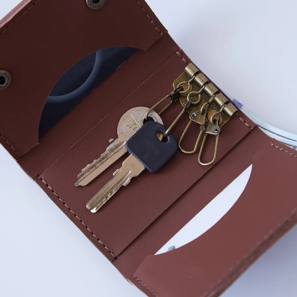 Вид згори на розкриту ключницю-гаманець Key Plus з відділенням для купюр і слотами для карток
