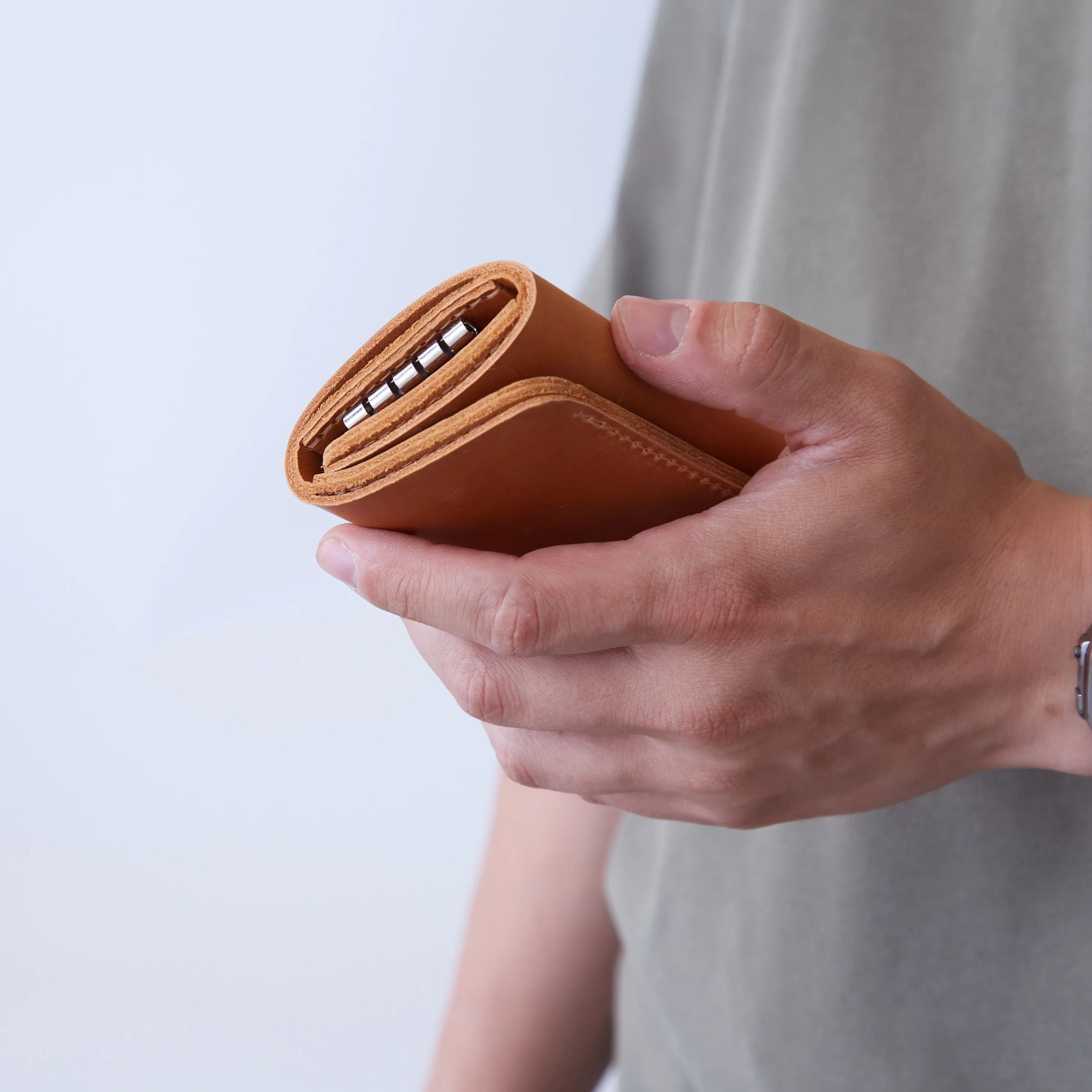 Компактний шкіряний гаманець-ключниця Key Plus коньяк з тримачами для ключів і металевими кнопками