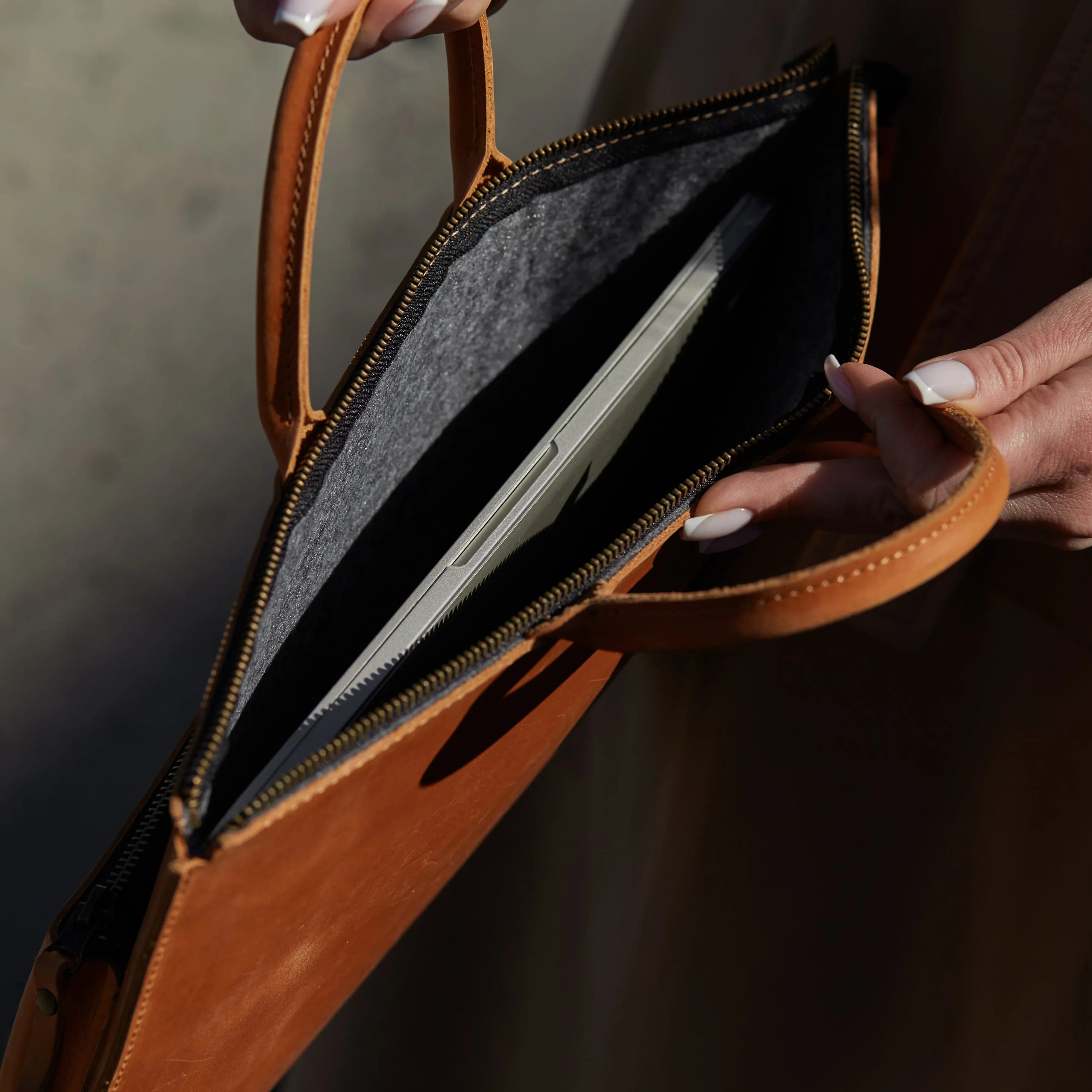 Шкіряний чохол для ноутбука Maryland з опціональним плечовим ременем для більшої мобільності