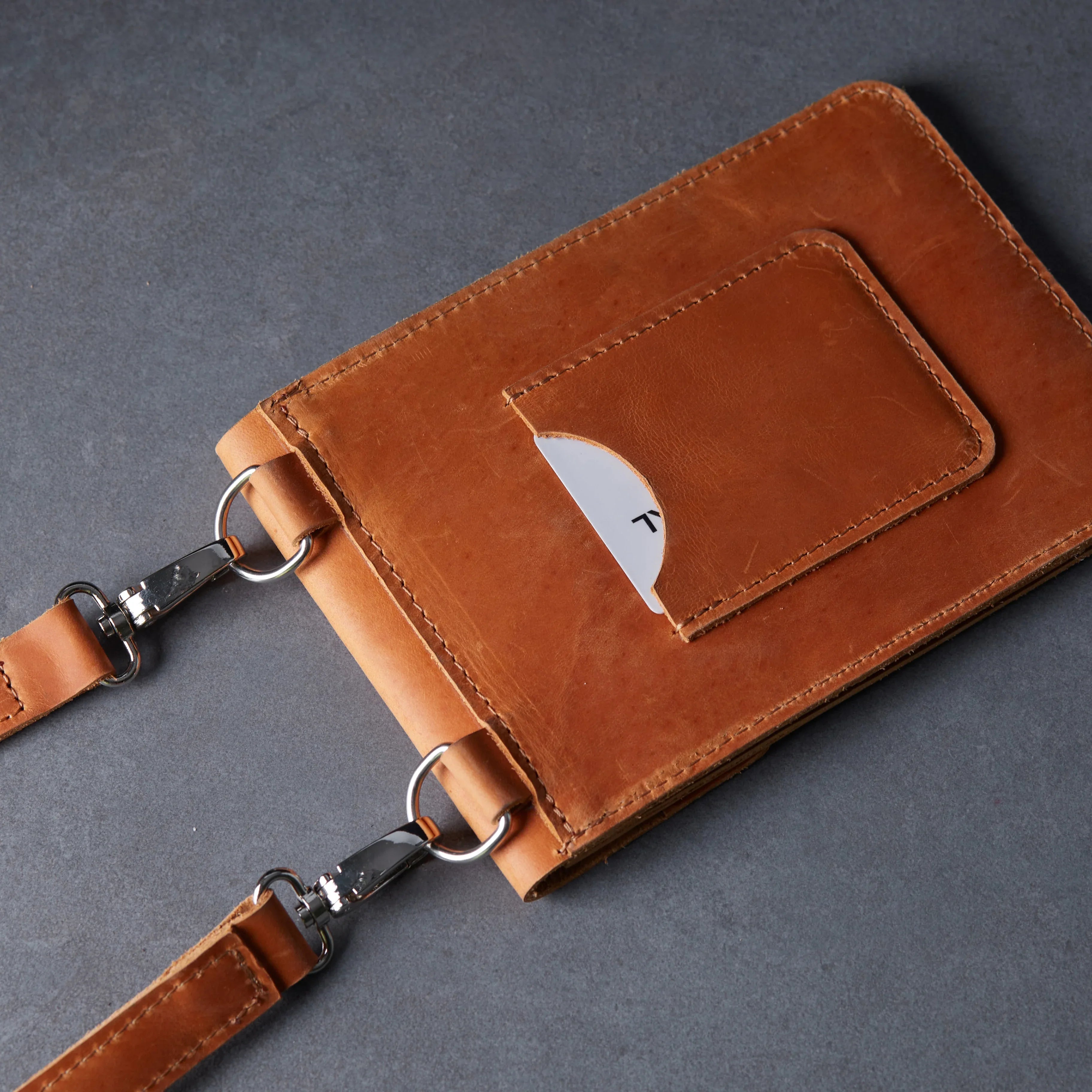Задня кишеня для карток у шкіряній сумці Smart Case коньячного відтінку, акуратні прострочки
