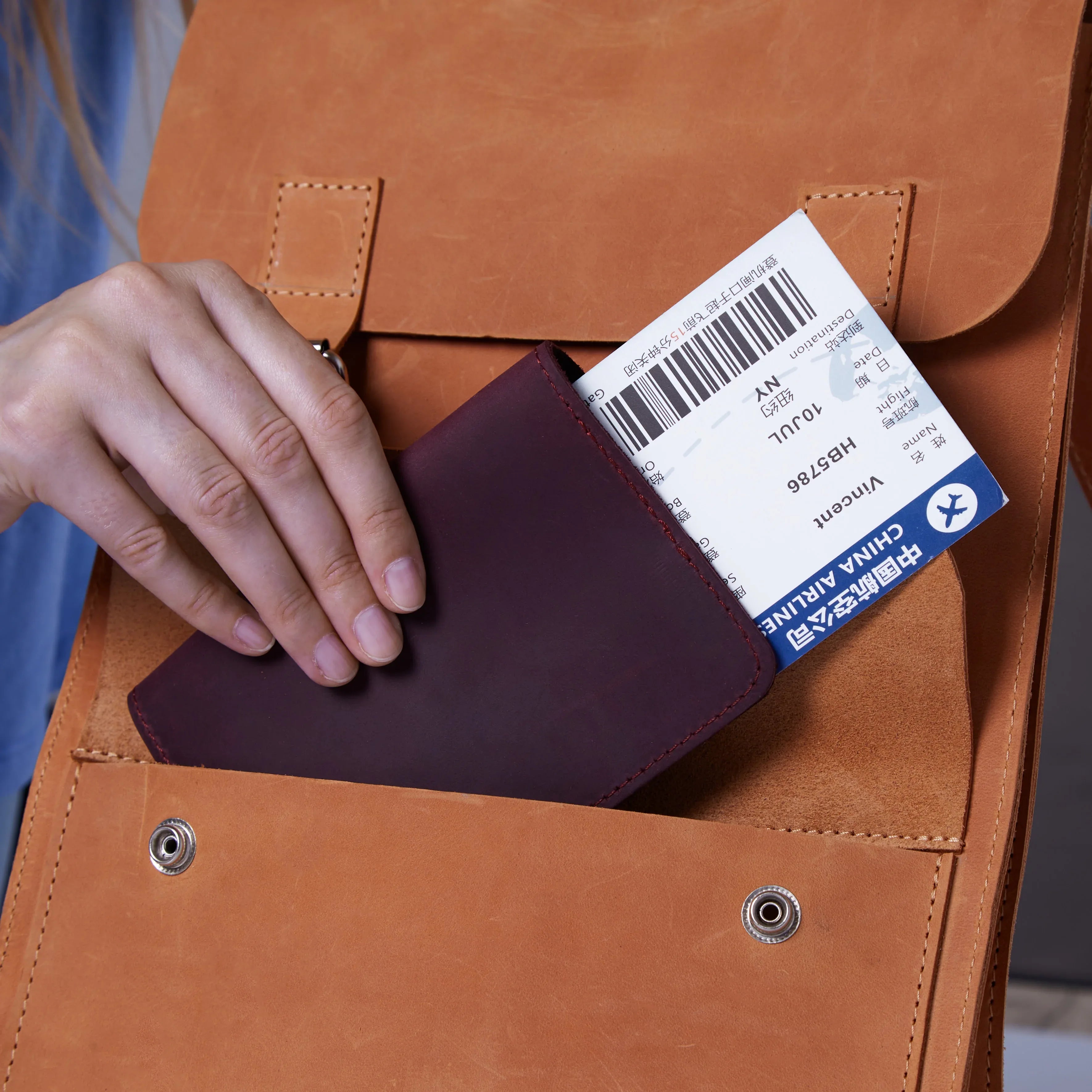 Обкладинка на паспорт Bali бордо, вид збоку, акуратні прошиті краї, компактний формат для щоденного використання