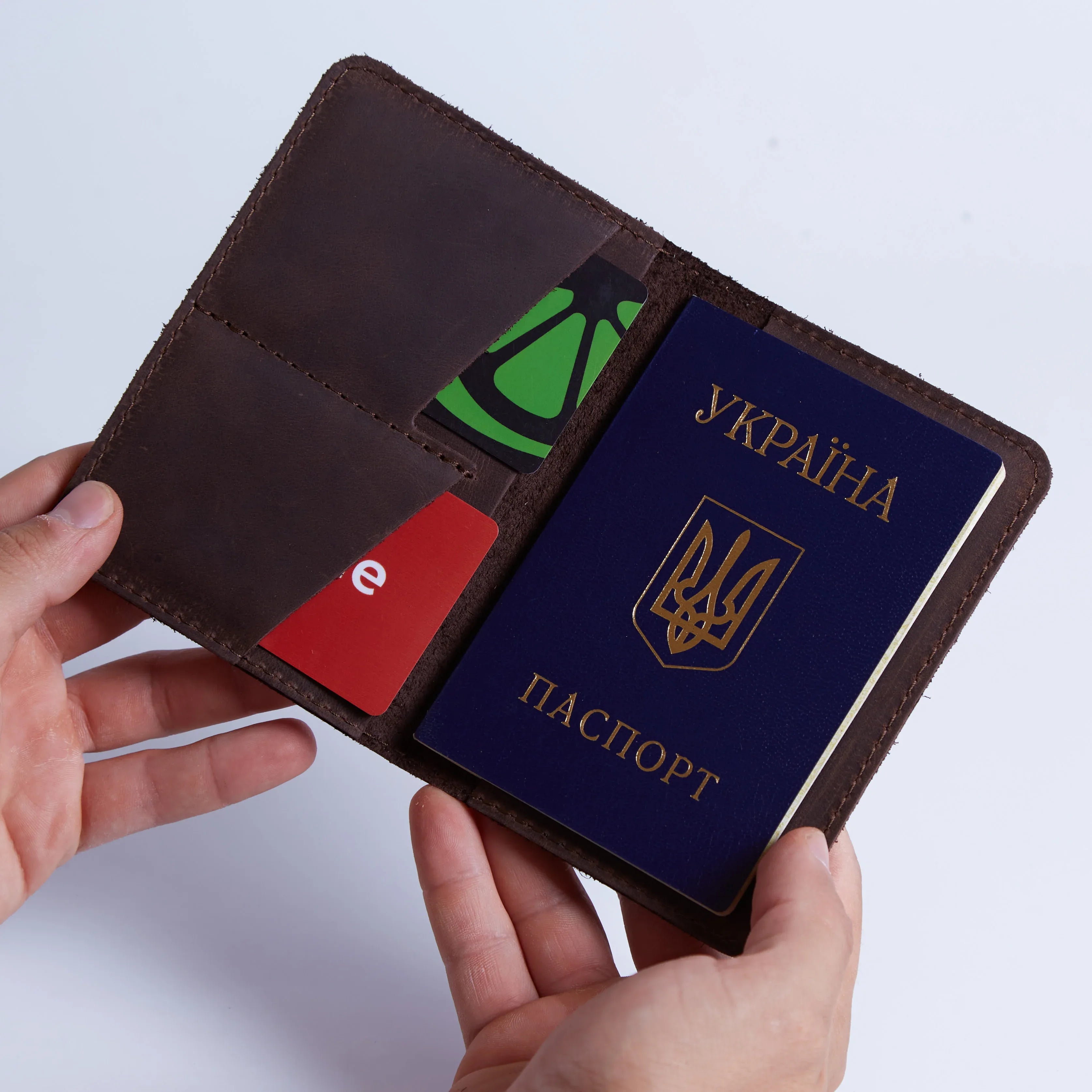Коричневий чохол для паспорта London у розкладеному вигляді, натуральна шкіра, акуратна внутрішня обробка
