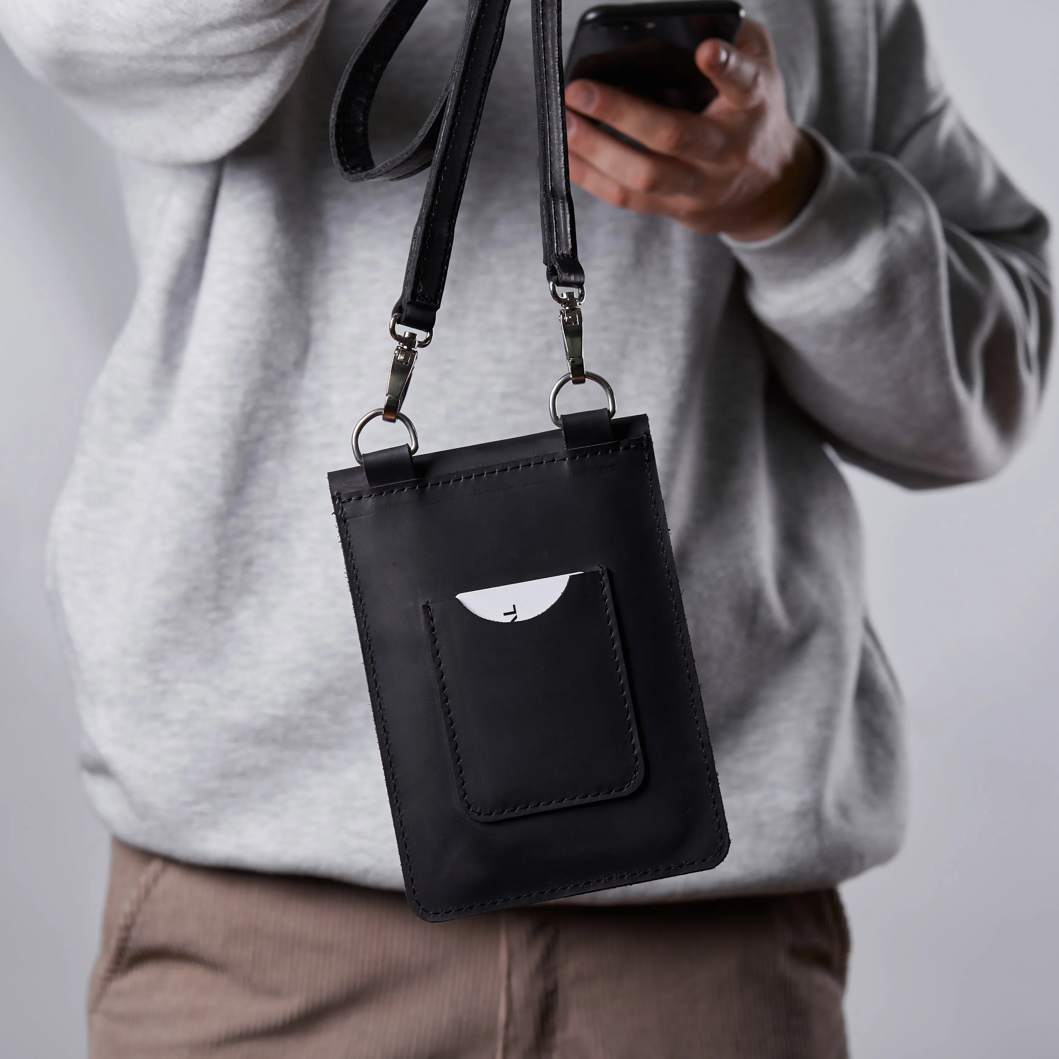 Чорна шкіряна сумка Smart Case на моделі стильний аксесуар для щоденного міського образу
