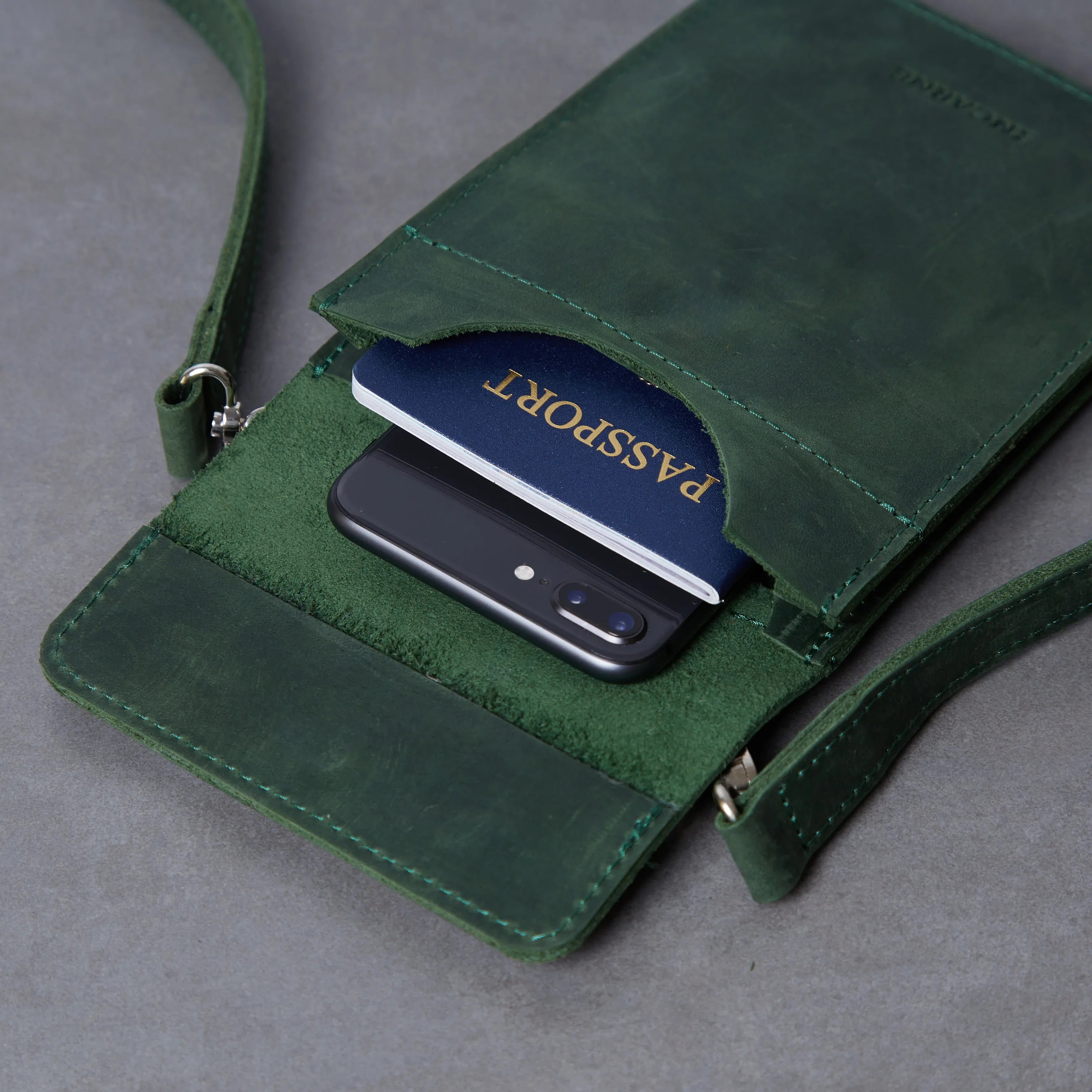 Cумка Smart Case з натуральної зеленої шкіри на регульованому ремені, зручна кросбоді модель для телефону