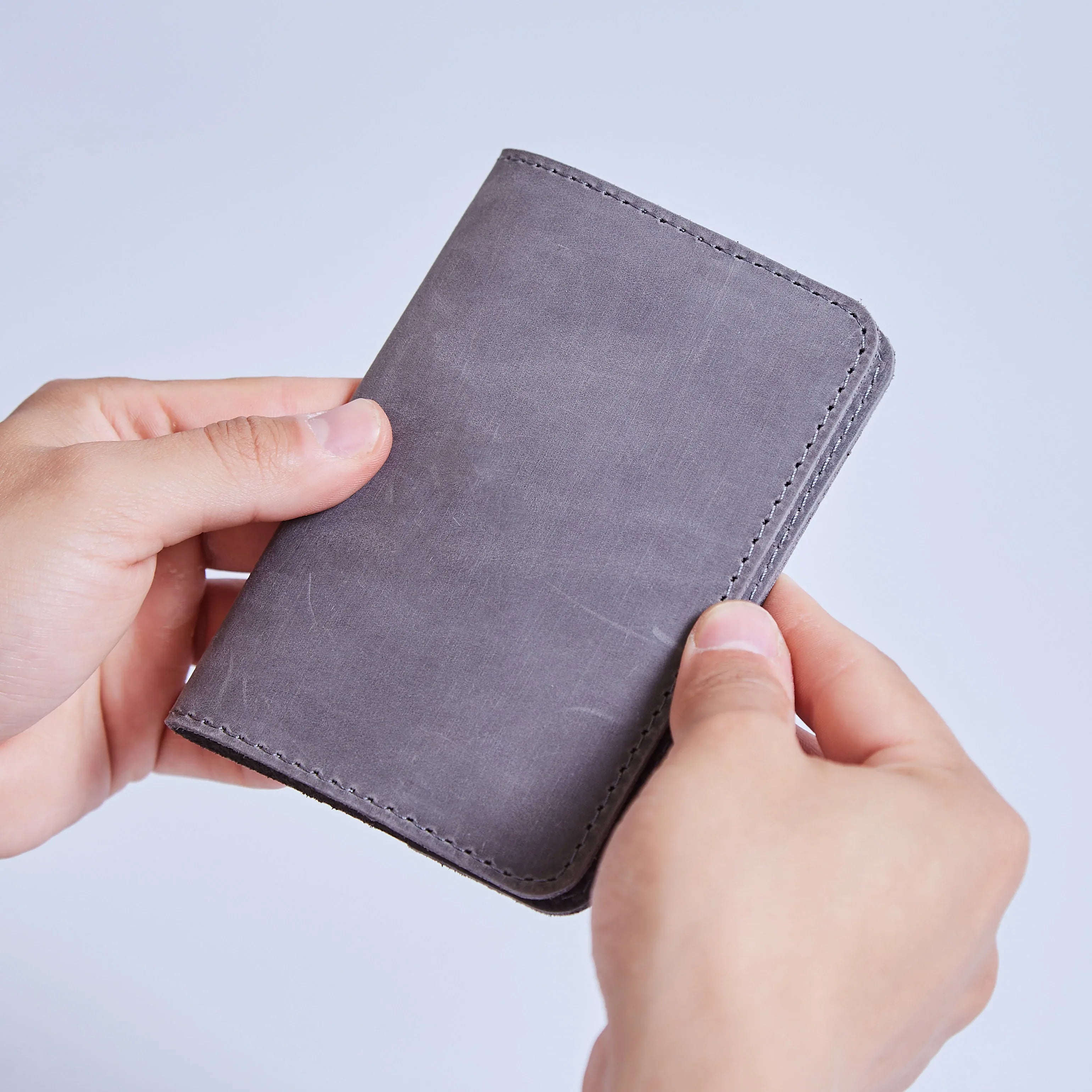 Відкрита обкладинка на паспорт Bali без кишень, м’яка сіра шкіра, акуратні шви та мінімалістичний стиль