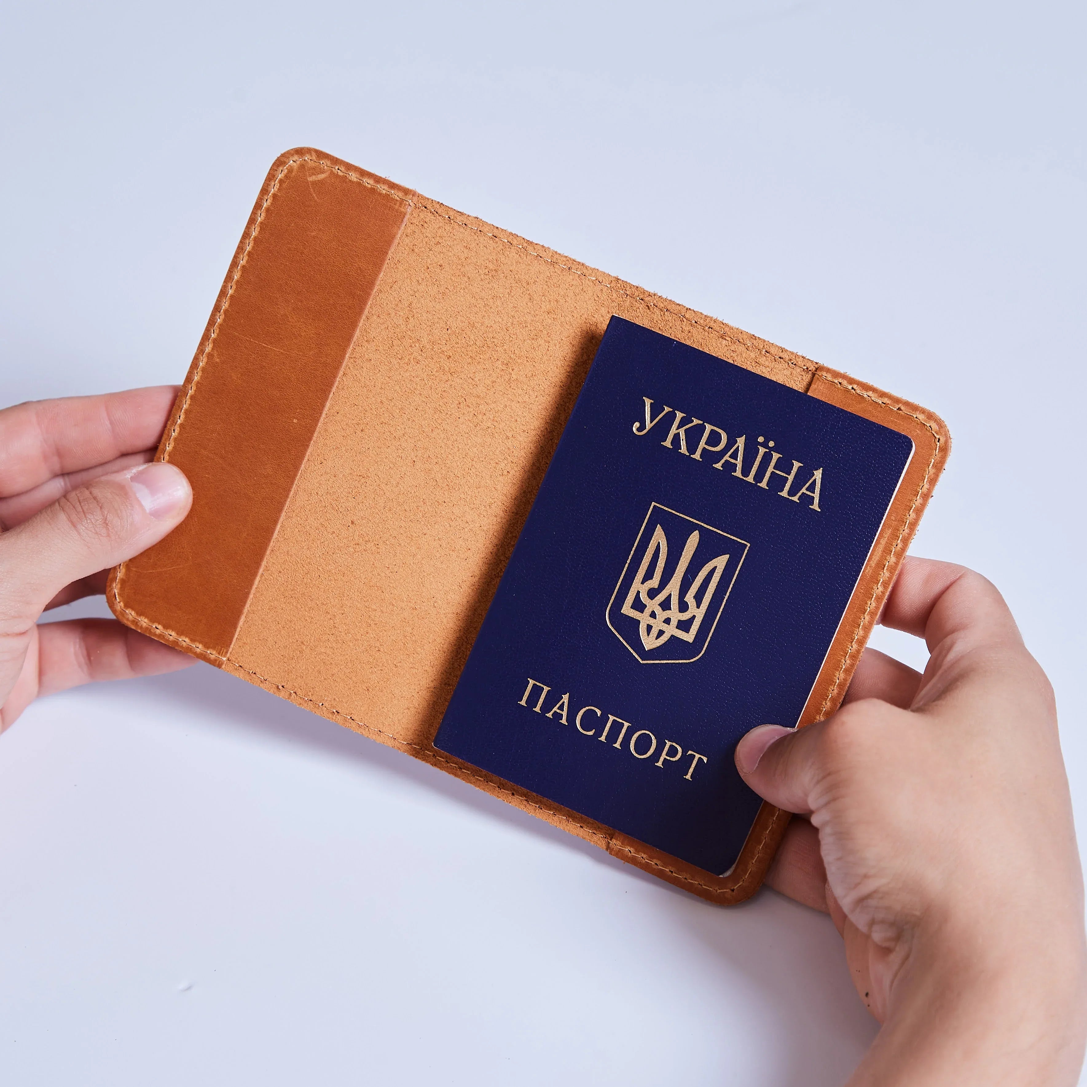 Обкладинка Bali у руці лаконічний шкіряний чохол на паспорт унісекс у теплій коньячній гамі