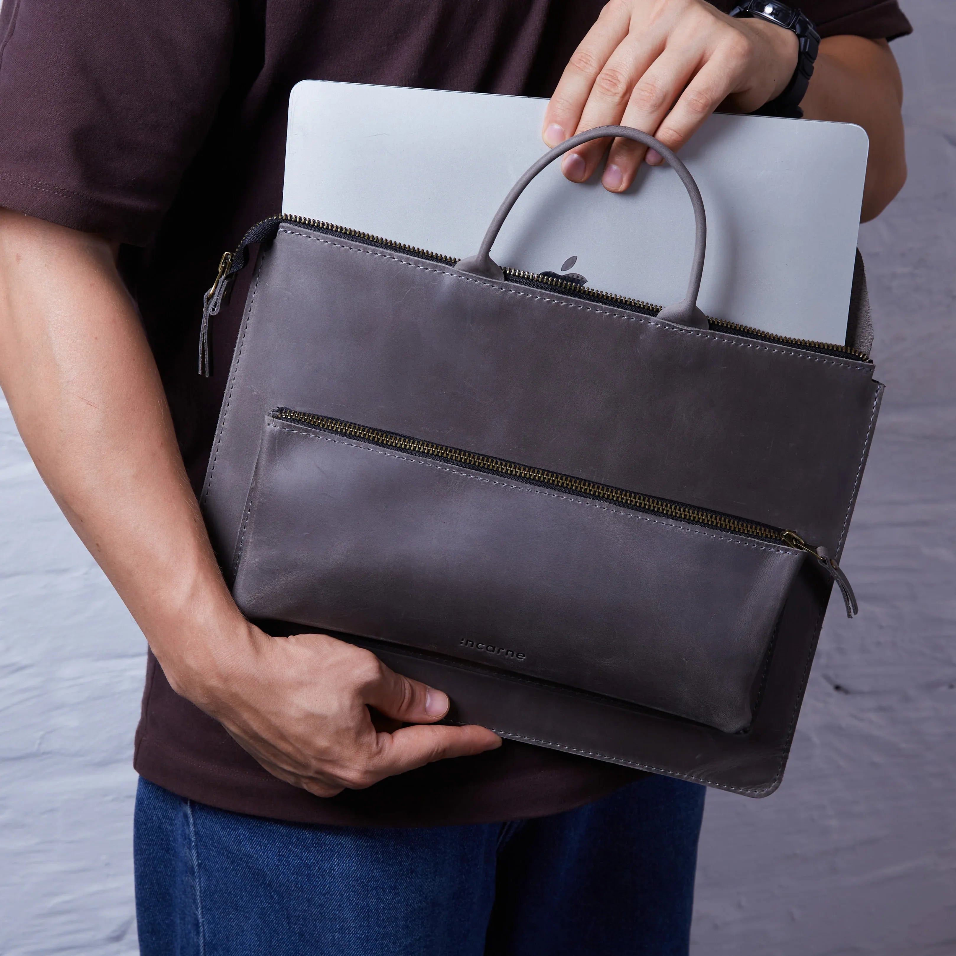 Коричневий чохол-сумка Maryland з натуральної шкіри зручної форми, закритий на блискавку