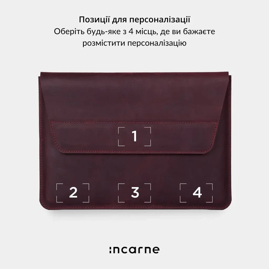 Чохол для ноутбука Line бордо на столі поруч з аксесуарами, стильне доповнення до офісного та кежуал образу