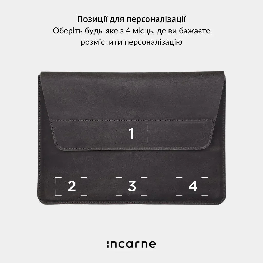 Тонкий шкіряний чохол Line сірого кольору на столі поруч з ноутбуком, елегантний захист пристрою від подряпин