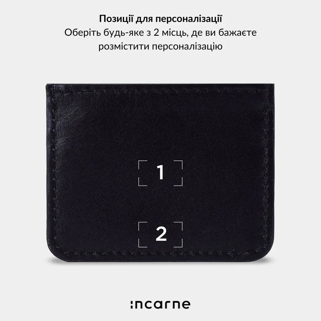 Шкіряний чорний кардхолдер Minimal на столі поруч з ключами, стильний аксесуар для щоденного використання й подорожей