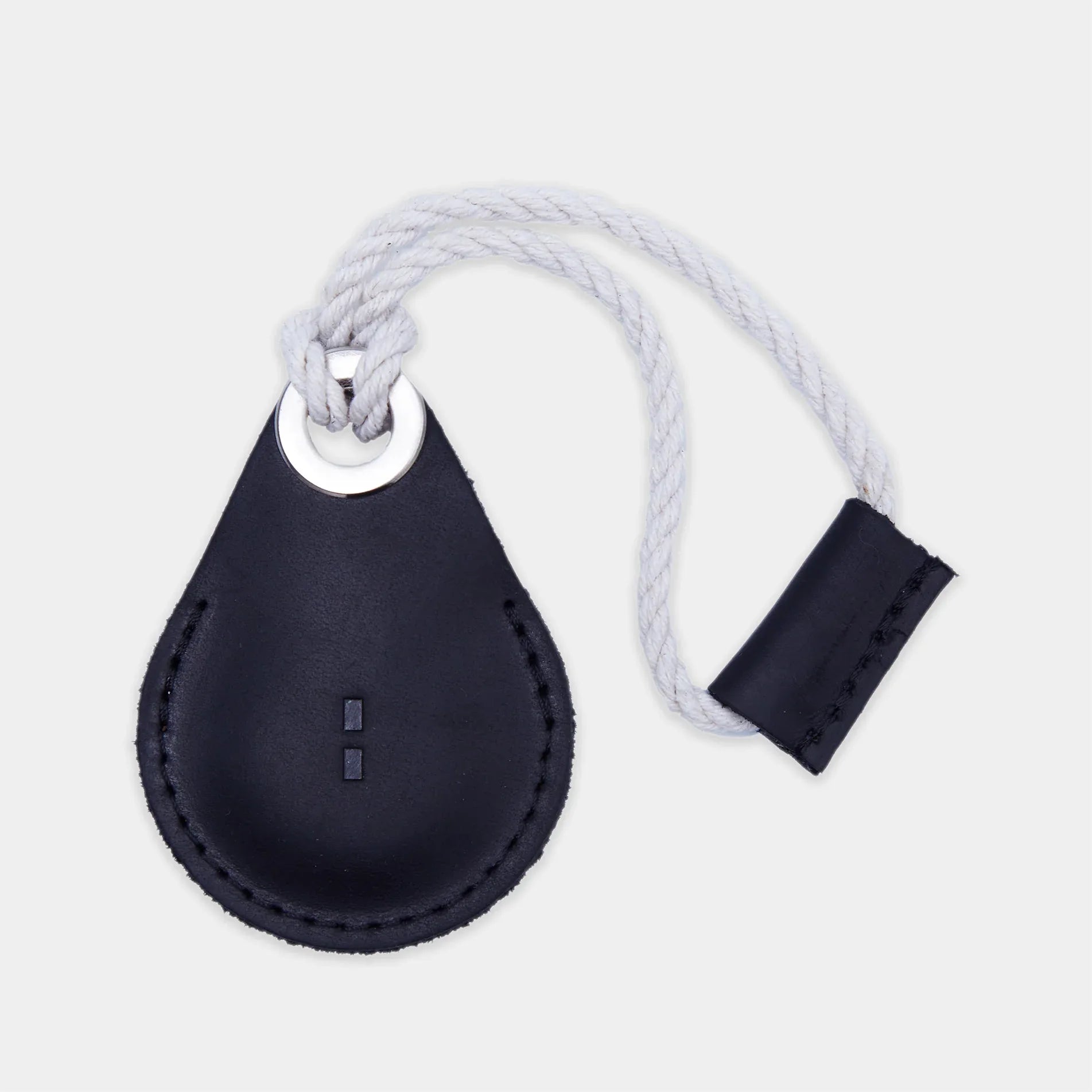 Чорний шкіряний чохол INCARNE Air Holder для Apple AirTag з вінтажної натуральної шкіри крупним планом