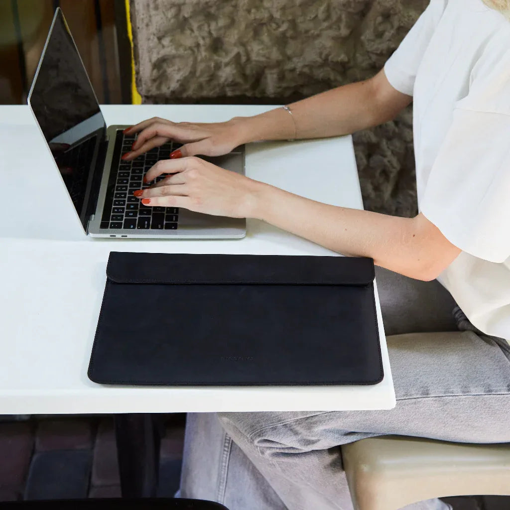 Чорний чохол Klouz з натуральної шкіри на MacBook, м’яка сіра фетрова підкладка захищає корпус від подряпин