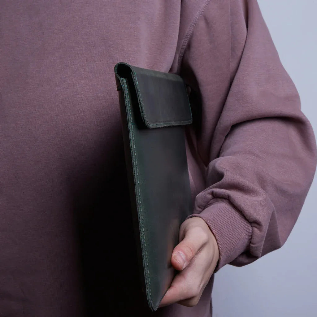 Тонкий шкіряний кейс Klouz зеленого кольору для MacBook та ультрабуків