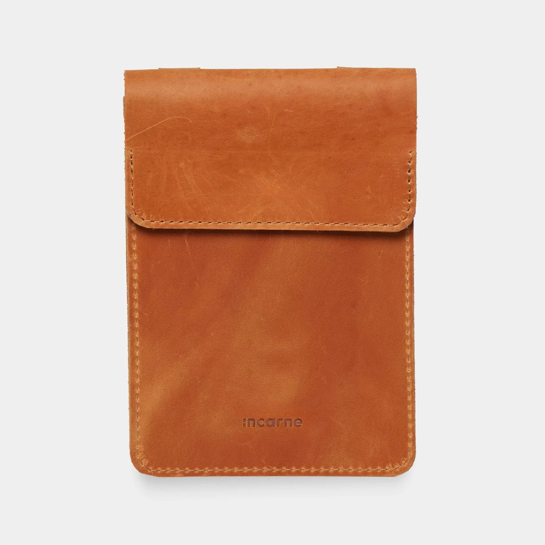 Компактна шкіряна сумка Smart Case INCARNE з вінтажної шкіри кольору коньяк на світлому фоні