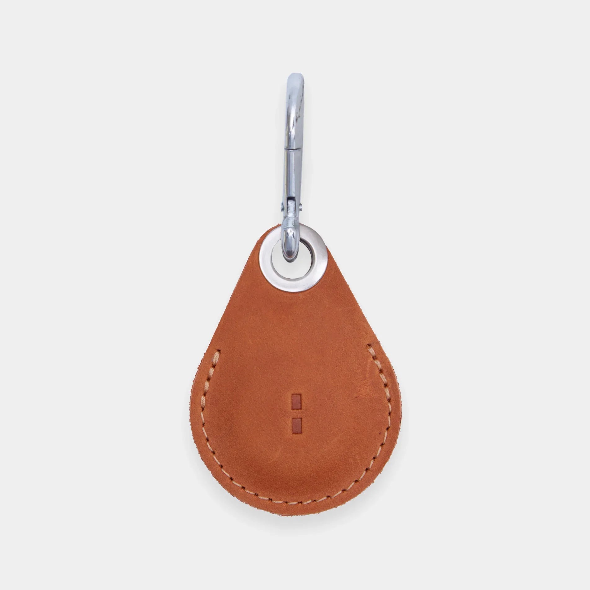 Шкіряний чохол для Apple AirTag Key Tag INCARNE з натуральної вінтажної шкіри кольору коньяк на білому тлі