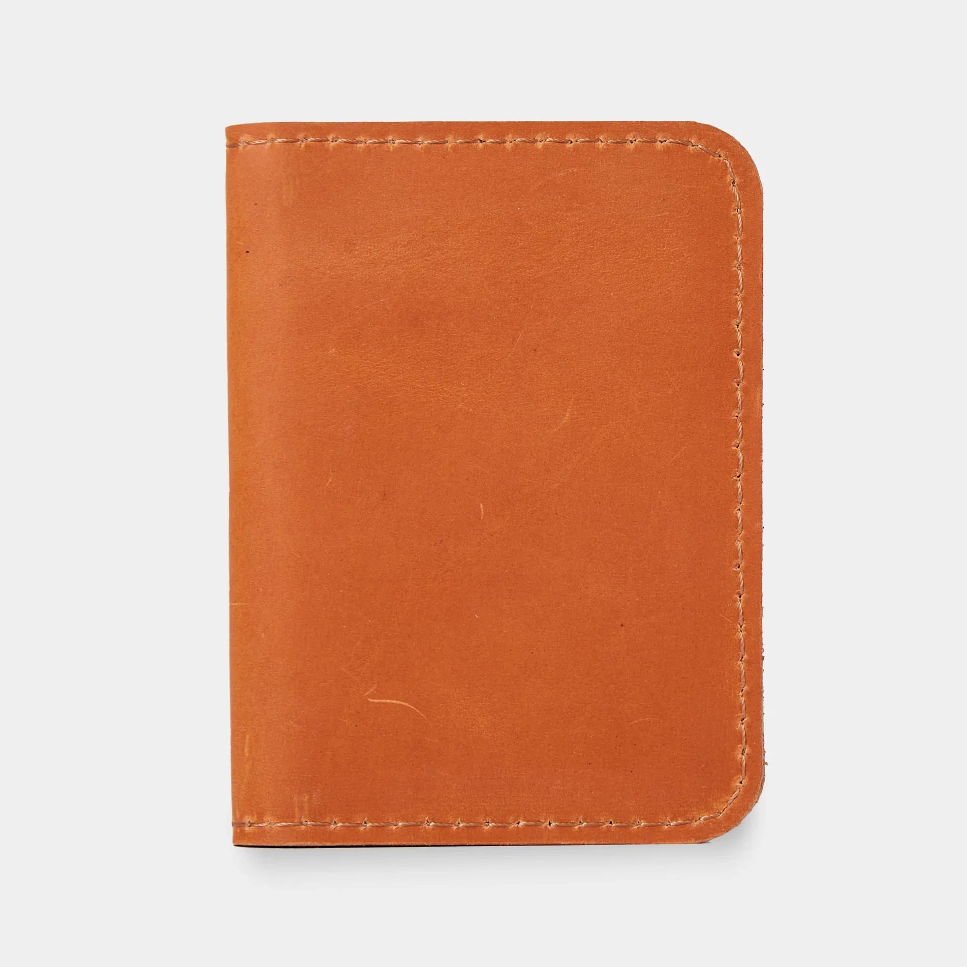 Шкіряна обкладинка INCARNE для ID-паспорта та водійського, вінтажний колір коньяк на білому тлі