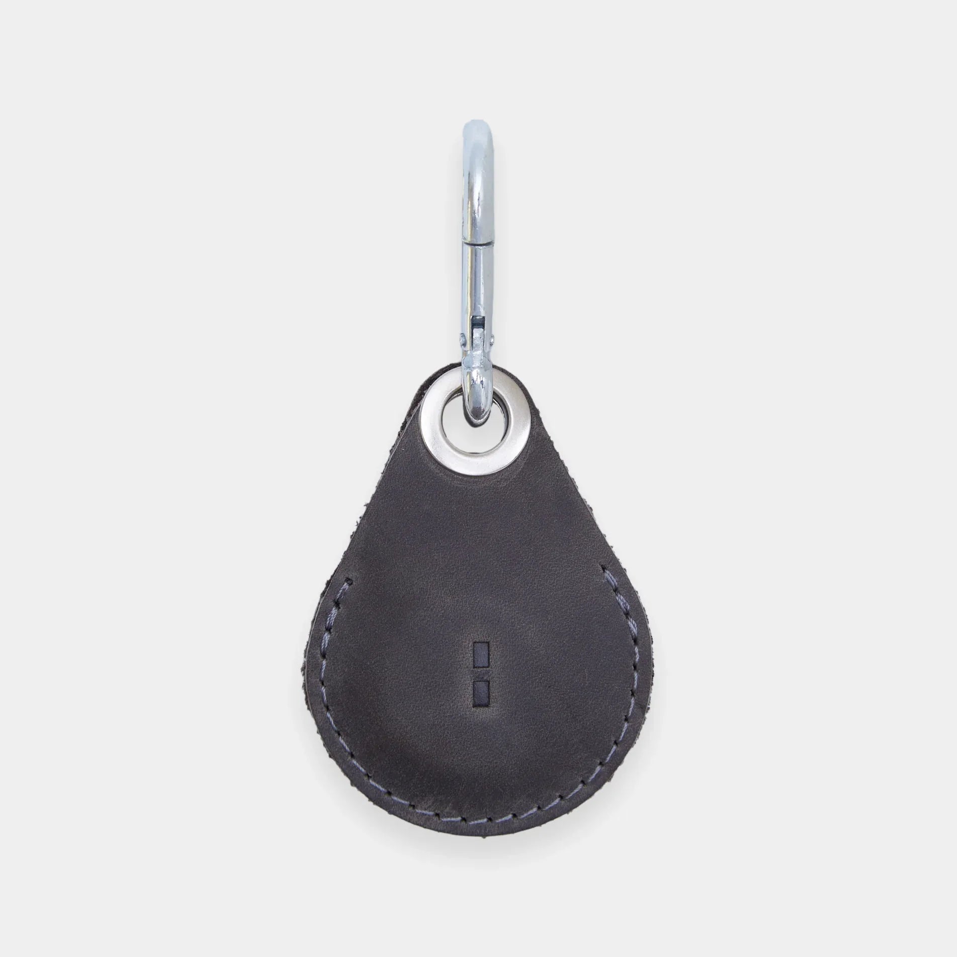 Сірий вінтажний шкіряний чохол INCARNE Key Tag для Apple AirTag крупним планом на світлому фоні