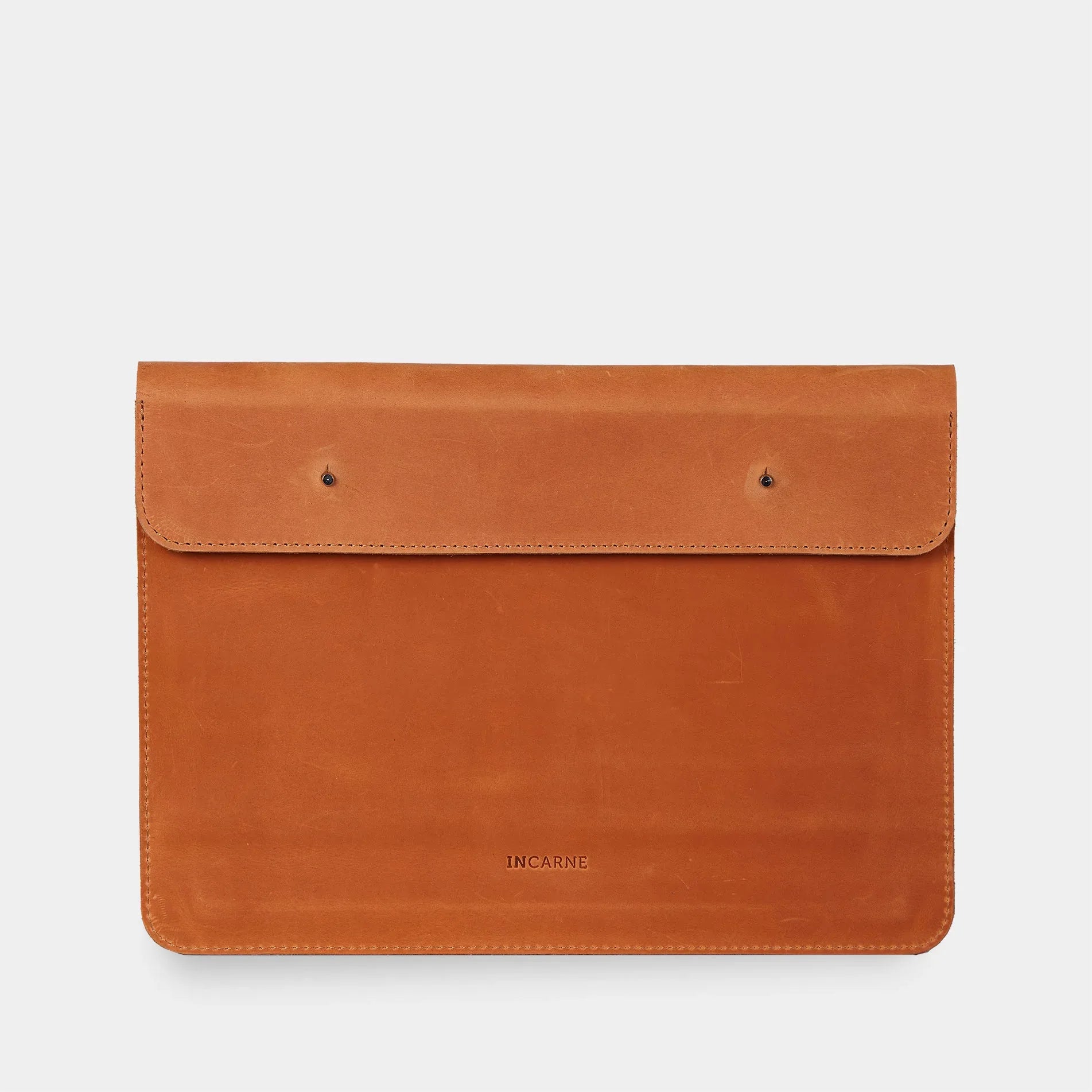 Шкіряний чохол Neat кольору коньяк від INCARNE для MacBook і документів, вінтажна фактура, вигляд спереду закритий