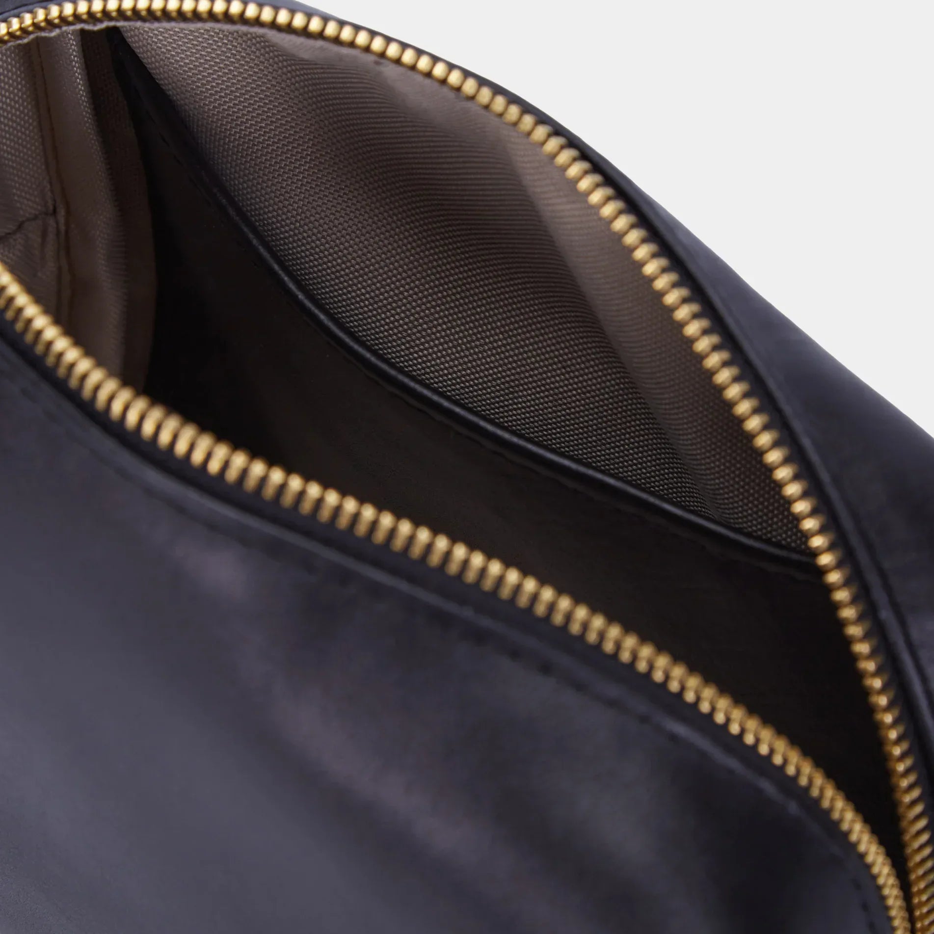 Внутрішня шкіряна кишеня в чорній косметичці Mirage для дрібних б’юті-аксесуарів