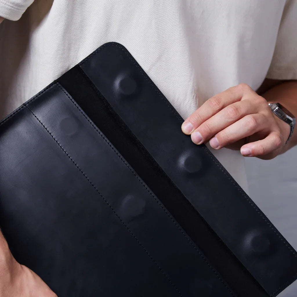 Стильний чорний чохол Klouz для MacBook Pro 13 від INCARNE в лаконічному сучасному офісному інтер’єрі
