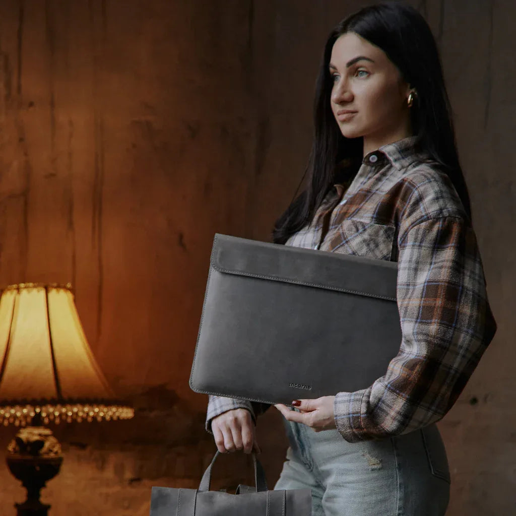 Тонкий сірий чохол Klouz INCARNE для MacBook у мінімалістичному стилі з натуральної шкіри