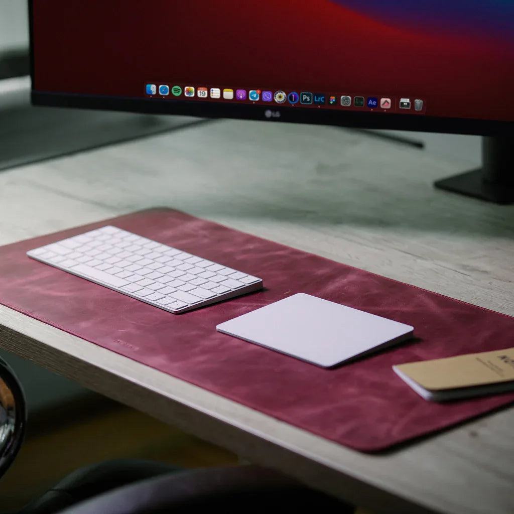 Чорний шкіряний килимок ProDesk у поєднанні з бездротовою клавіатурою та мишею