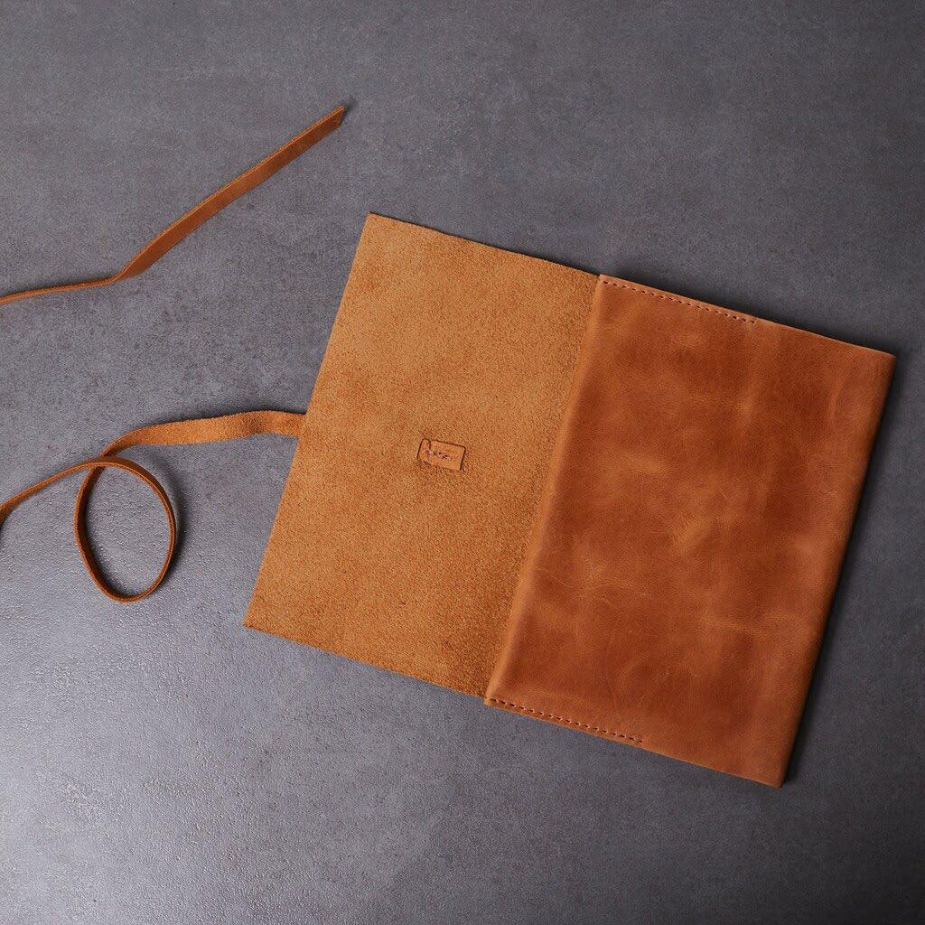 Вигляд усередині шкіряної обкладинки Accent, блокнот у кишенях, зручний формат для записів