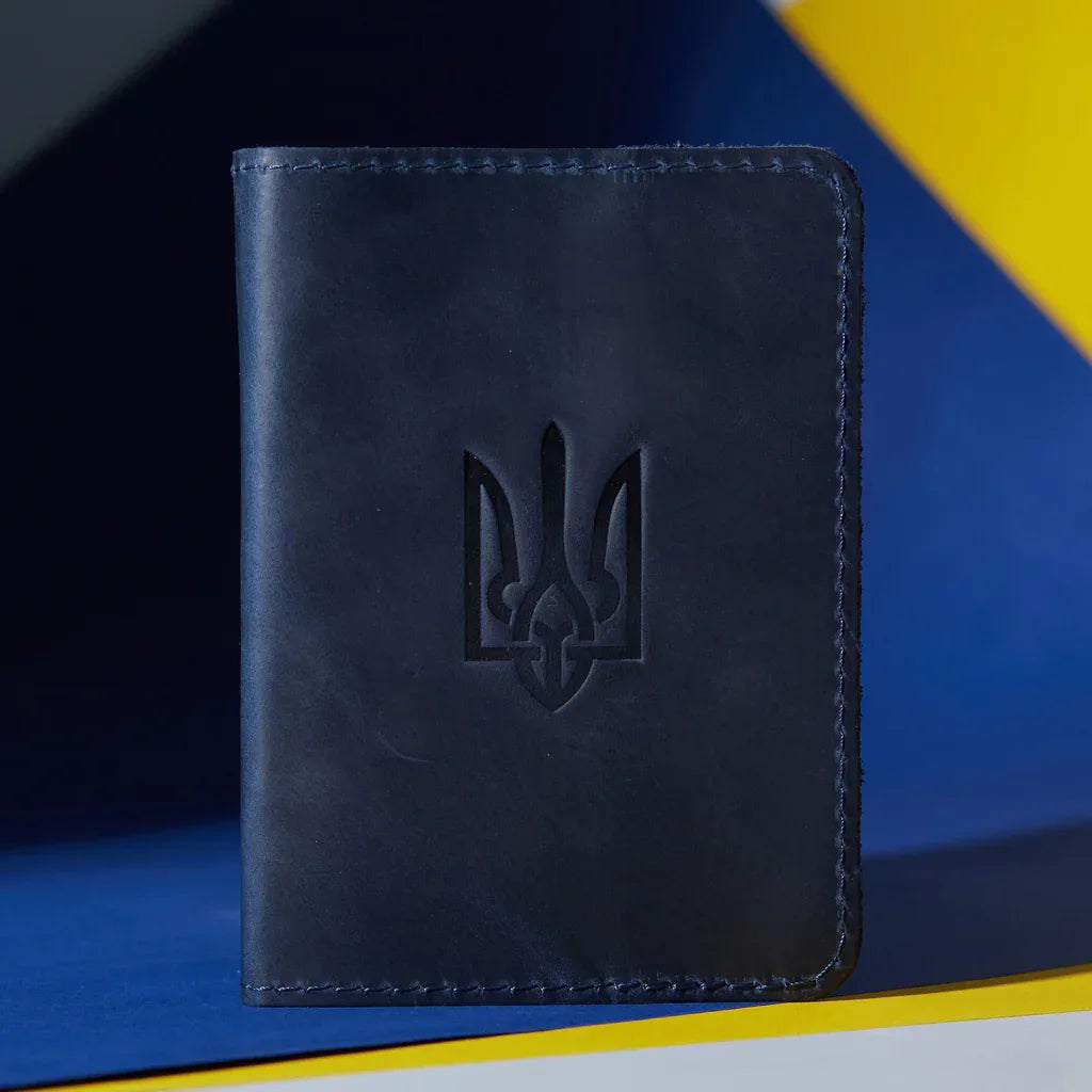 Обкладинка Тризуб з натуральної вінтажної шкіри, ручна робота українського бренду INCARNE у стриманому стилі