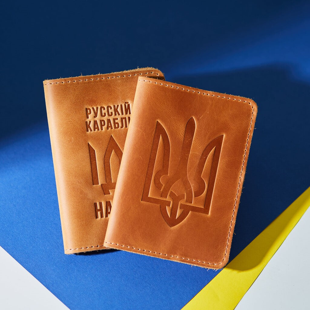 Патріотична обкладинка на паспорт із тризубом України