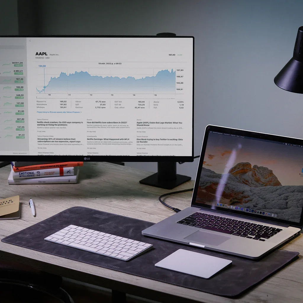 Діловий стіл керівника з брендовим килимком ProDesk як статусним корпоративним подарунком
